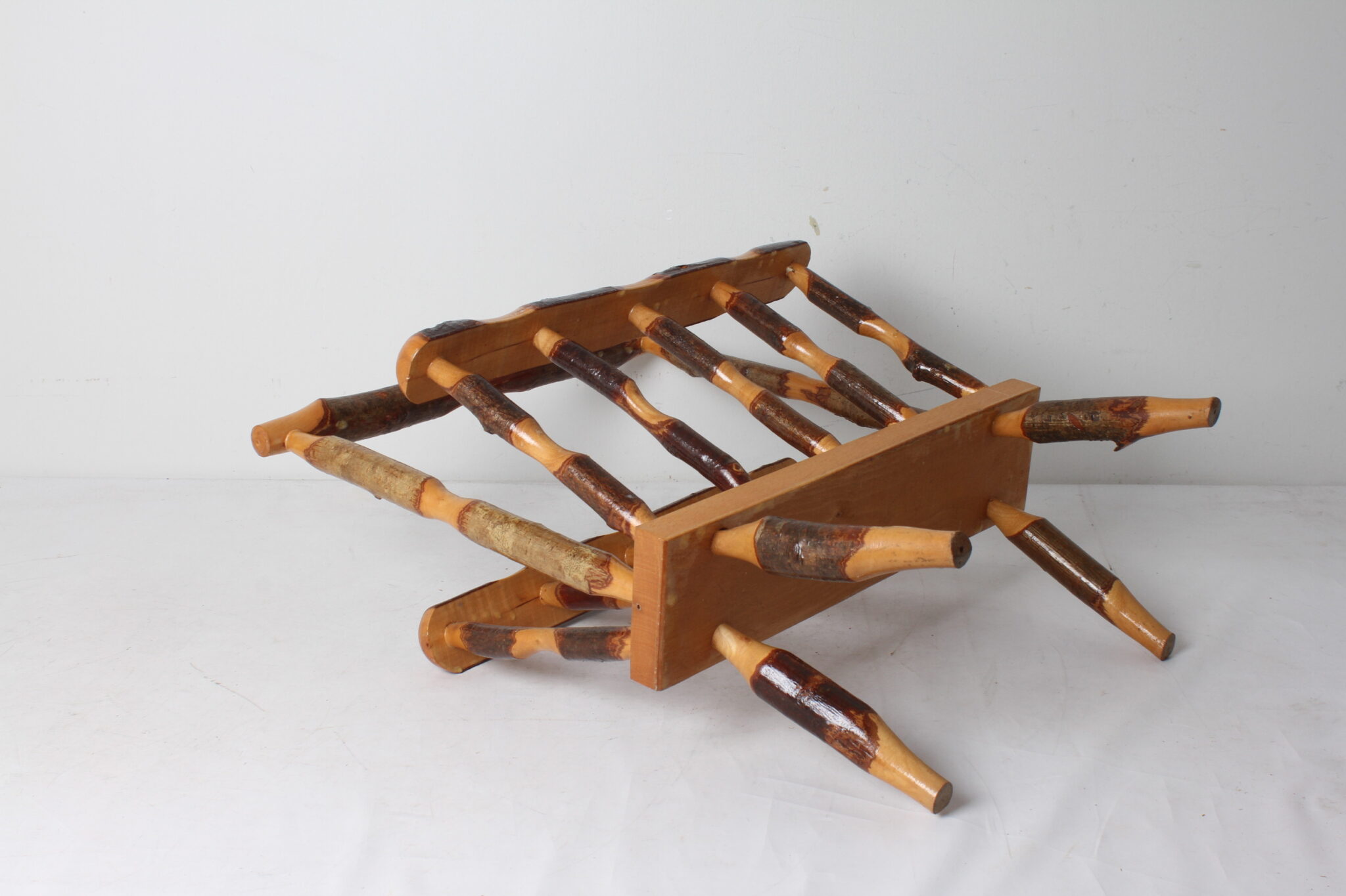porte-revues-vintage-art-populaire-bois-imitation-bambou-finition-ecorce-objets-deco-brocante-occasion-emmaus-scherwiller-etikette (1)
