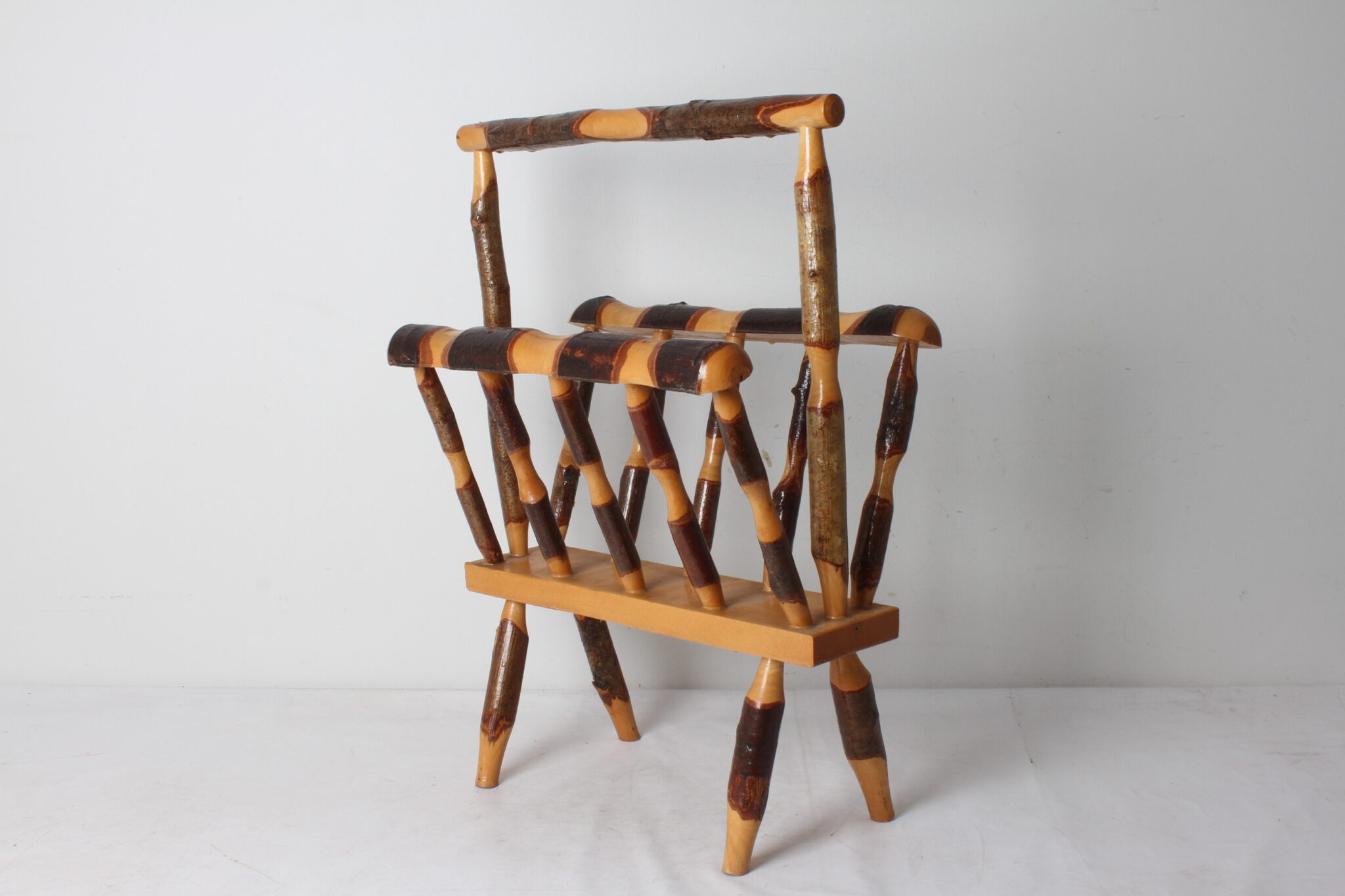 porte-revues-vintage-art-populaire-bois-imitation-bambou-finition-ecorce-objets-deco-brocante-occasion-emmaus-scherwiller-etikette (2)