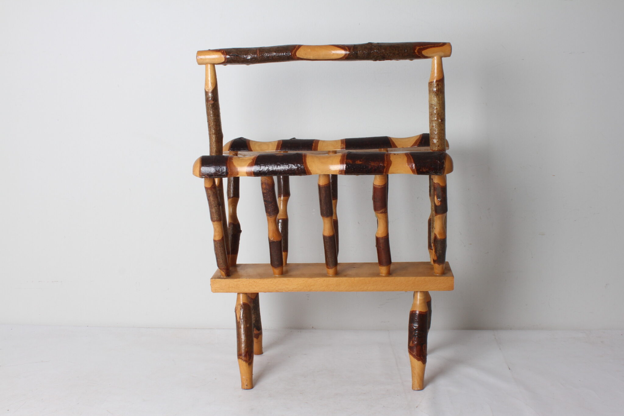 porte-revues-vintage-art-populaire-bois-imitation-bambou-finition-ecorce-objets-deco-brocante-occasion-emmaus-scherwiller-etikette (3)