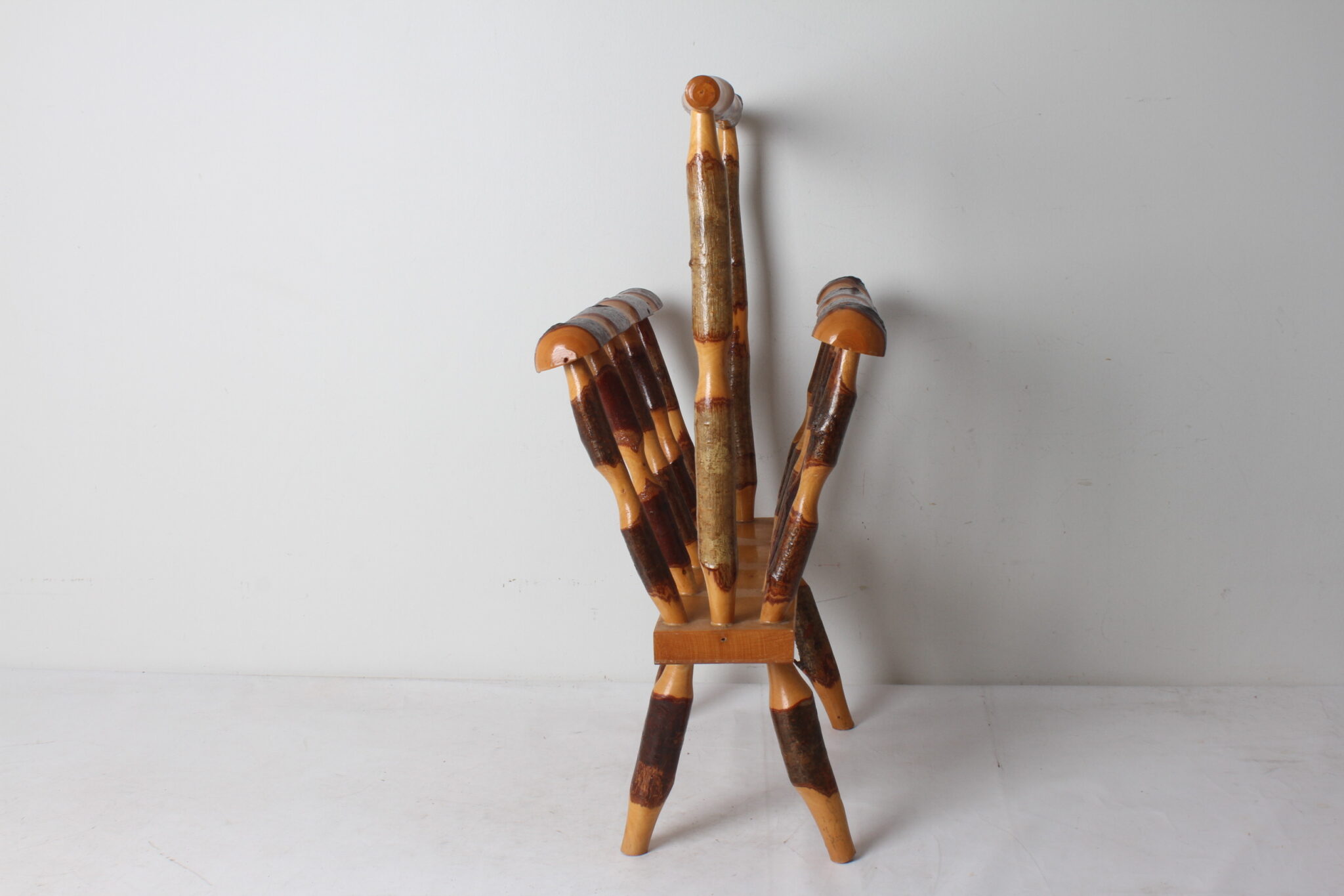 porte-revues-vintage-art-populaire-bois-imitation-bambou-finition-ecorce-objets-deco-brocante-occasion-emmaus-scherwiller-etikette (4)