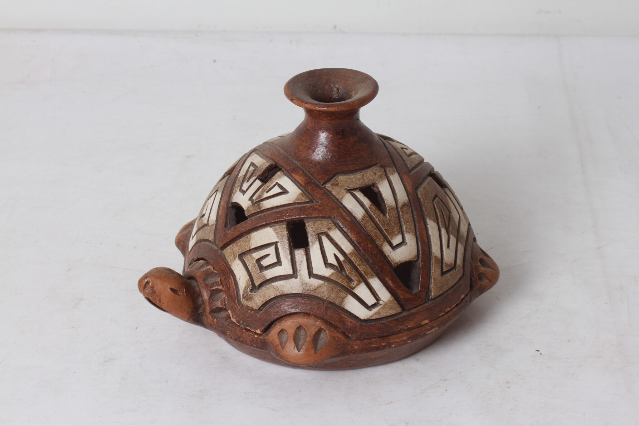 poterie-zoomorphe-forme-tortue-ceramique-motifs-gerometriques-sur-la-carapace-objets-deco-brocante-occasion-emmaus-scherwiller-etikette (2)