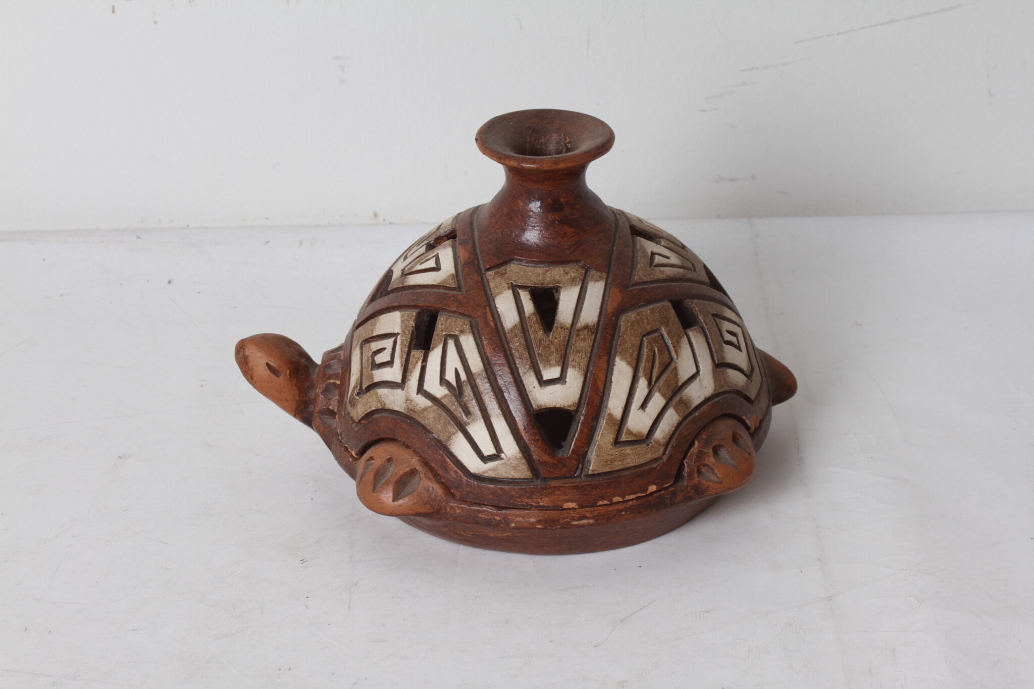 poterie-zoomorphe-forme-tortue-ceramique-motifs-gerometriques-sur-la-carapace-objets-deco-brocante-occasion-emmaus-scherwiller-etikette (3)