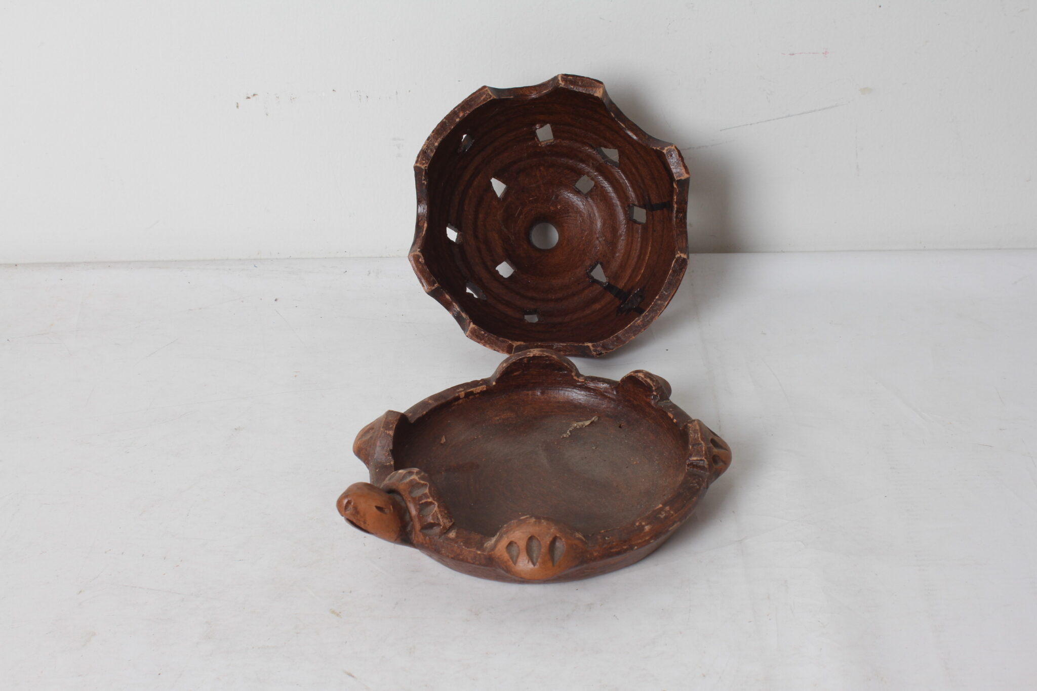 poterie-zoomorphe-forme-tortue-ceramique-motifs-gerometriques-sur-la-carapace-objets-deco-brocante-occasion-emmaus-scherwiller-etikette (4)