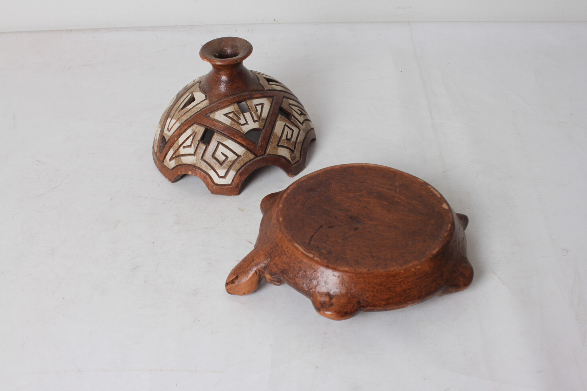 poterie-zoomorphe-forme-tortue-ceramique-motifs-gerometriques-sur-la-carapace-objets-deco-brocante-occasion-emmaus-scherwiller-etikette (5)