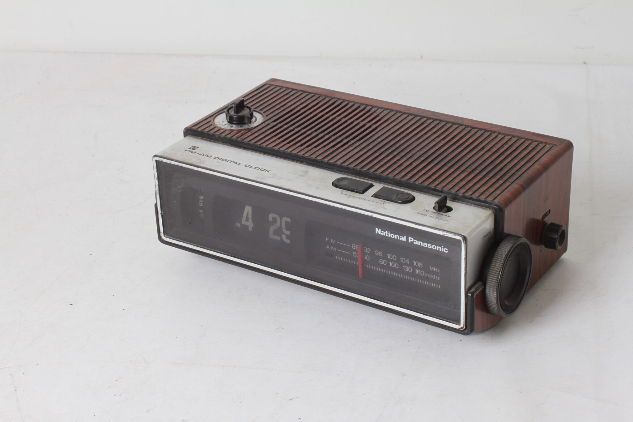 radio-reveil-a-lamelles-vintage-national-panasonic-rc-6500b-petit-electro-collection-brocante-occasion-emmaus-scherwiller-etikette (2)