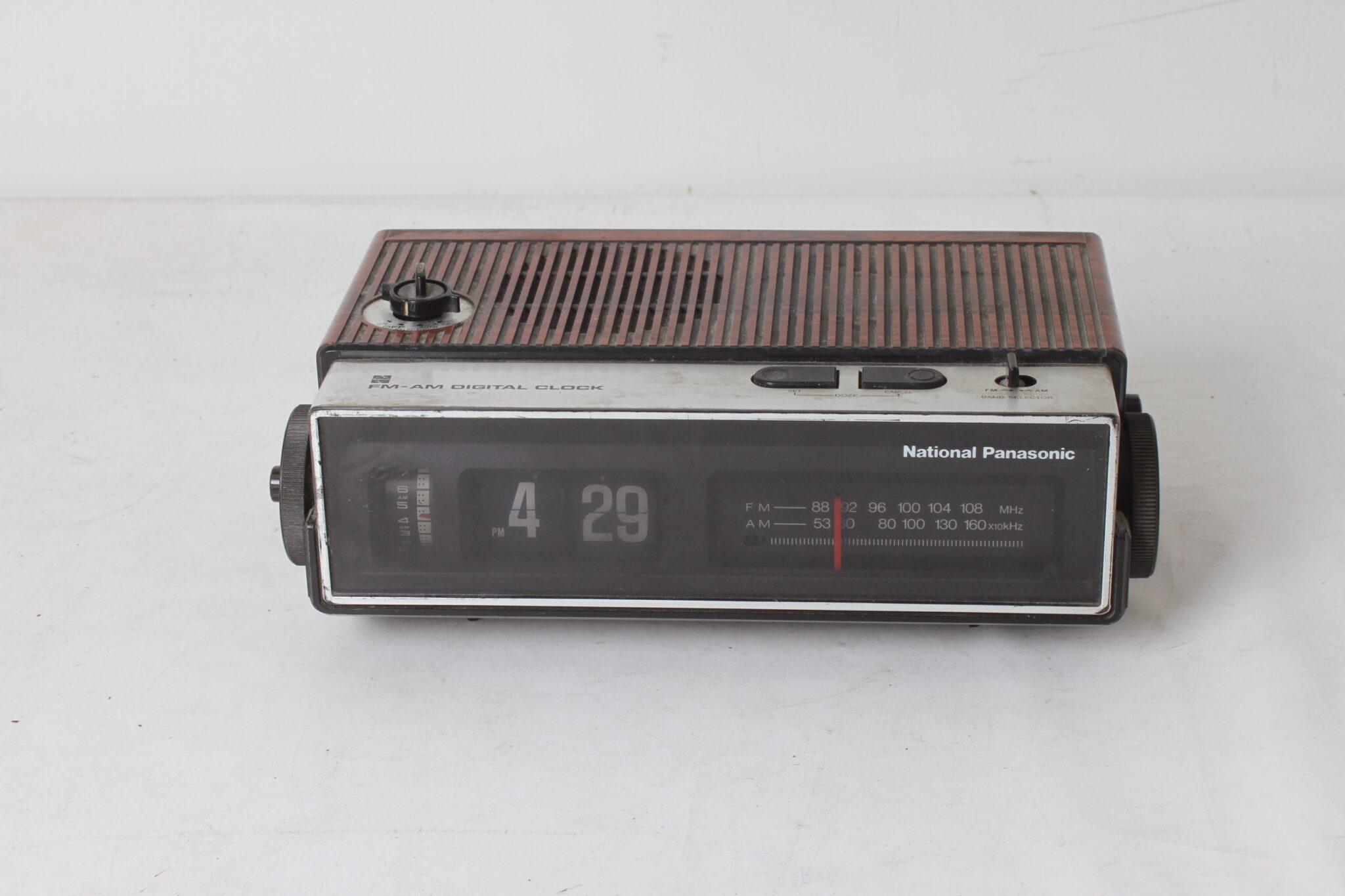 radio-reveil-a-lamelles-vintage-national-panasonic-rc-6500b-petit-electro-collection-brocante-occasion-emmaus-scherwiller-etikette (3)