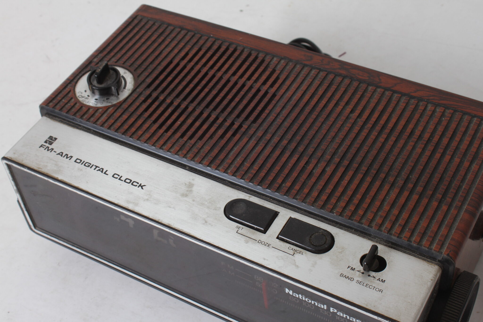 radio-reveil-a-lamelles-vintage-national-panasonic-rc-6500b-petit-electro-collection-brocante-occasion-emmaus-scherwiller-etikette (4)