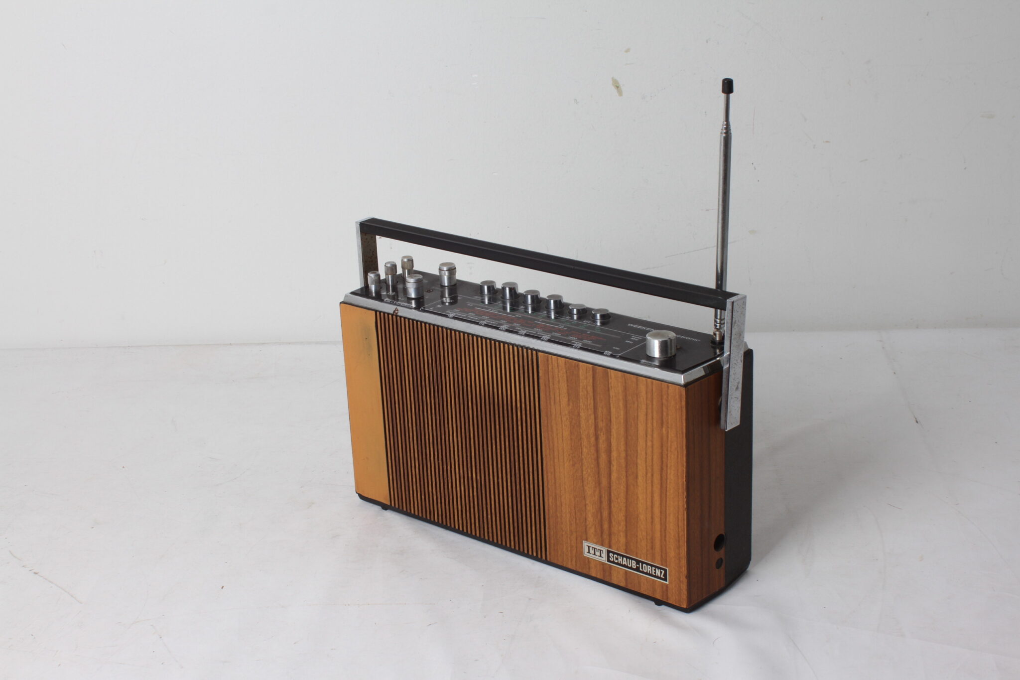 radio-vintage-itt-schaub-lorenz-weekend-electronic-102-petit-electromenager-brocante-occasion-emmaus-scherwiller-etikette (2)