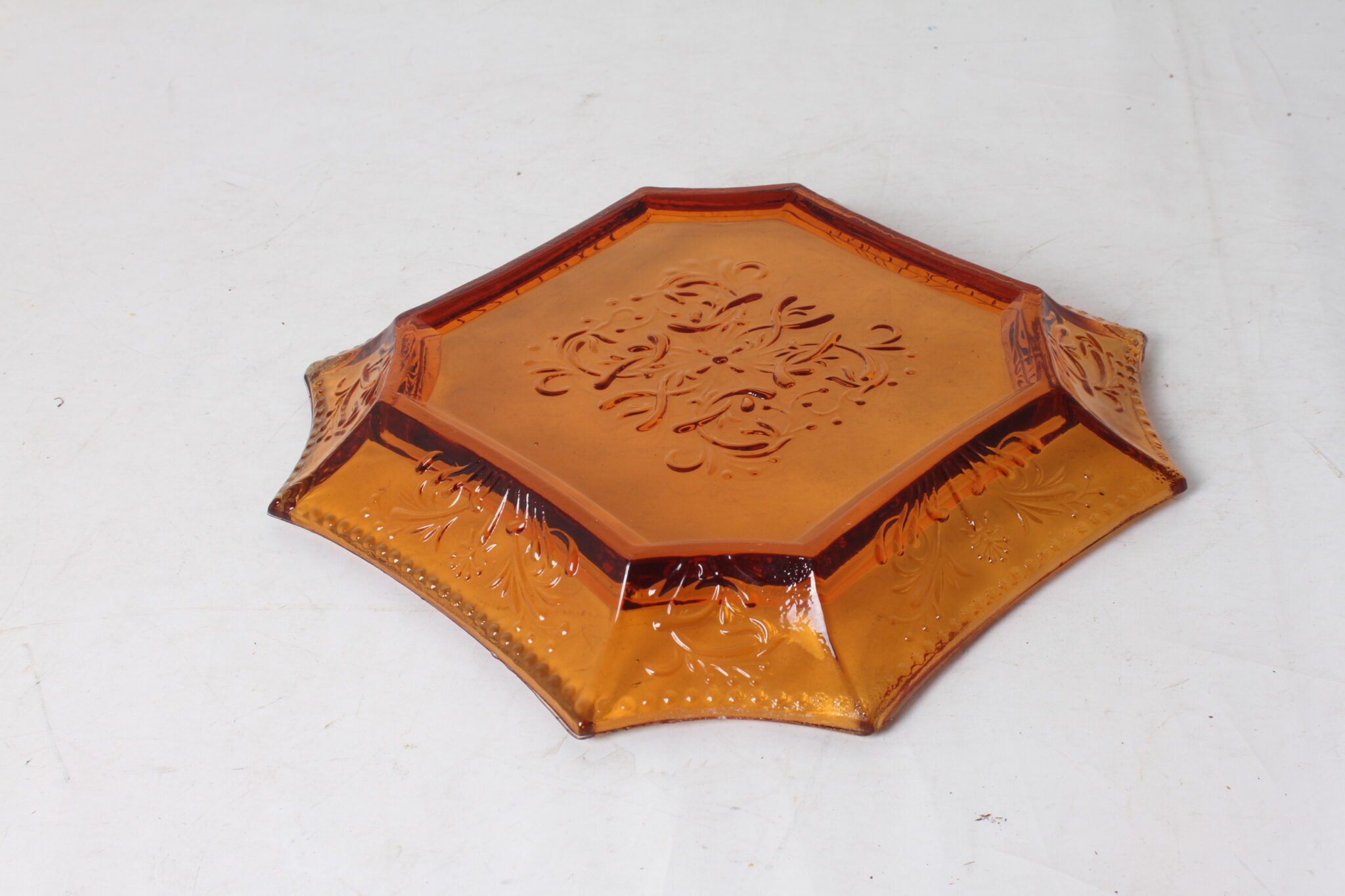 ravier-plateau-vide-poche-octogonale-verre-ambre-presse-motif-floral-relief-art-de-la-table-brocante-occasion-emmaus-scherwiller-etikette (1)