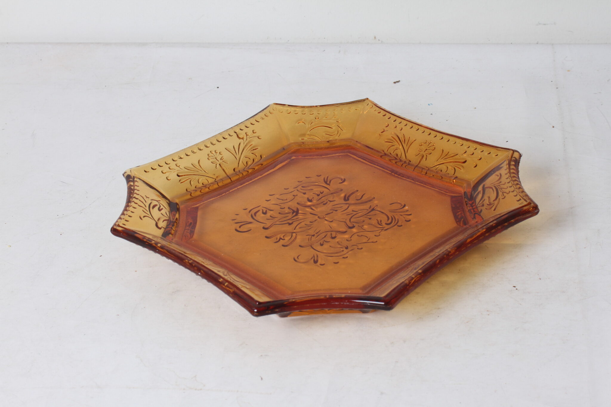 ravier-plateau-vide-poche-octogonale-verre-ambre-presse-motif-floral-relief-art-de-la-table-brocante-occasion-emmaus-scherwiller-etikette (2)
