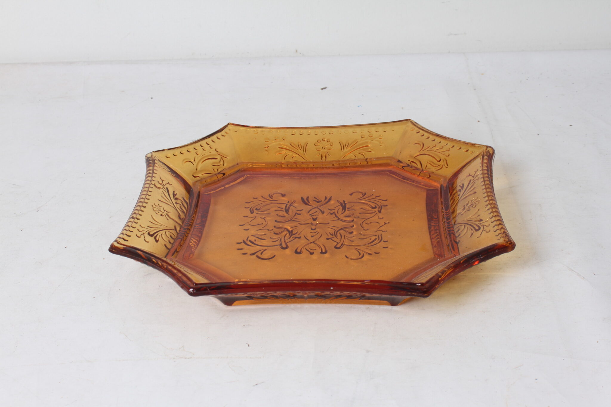 ravier-plateau-vide-poche-octogonale-verre-ambre-presse-motif-floral-relief-art-de-la-table-brocante-occasion-emmaus-scherwiller-etikette (3)