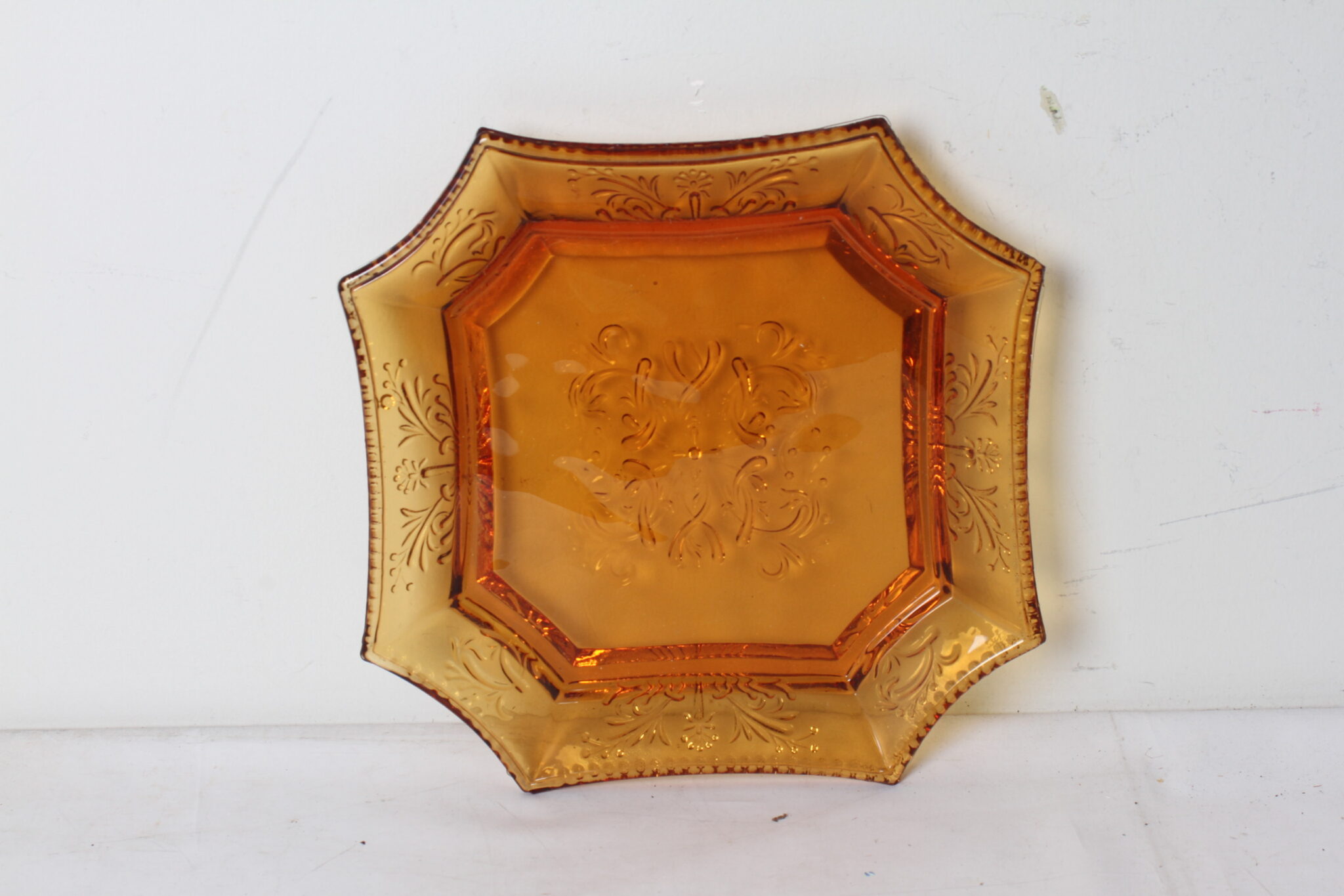 ravier-plateau-vide-poche-octogonale-verre-ambre-presse-motif-floral-relief-art-de-la-table-brocante-occasion-emmaus-scherwiller-etikette (4)