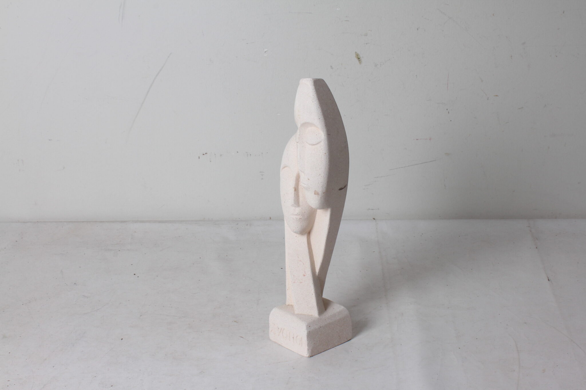 sculpture-devotion-en-pierre-composite-art-cycladique-objets-deco-brocante-occasion-emmaus-scherwiller-etikette (2)