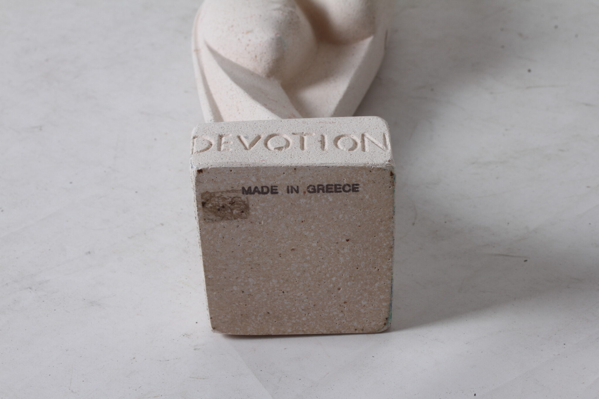 sculpture-devotion-en-pierre-composite-art-cycladique-objets-deco-brocante-occasion-emmaus-scherwiller-etikette (5)