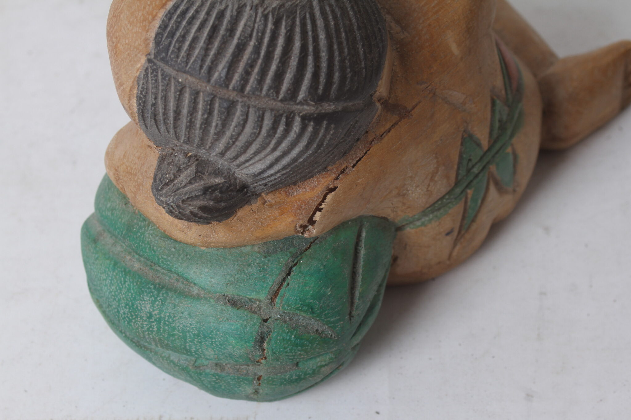 sculptures-asiatiques-en-bois-fille-garcon-serre-livres-objets-deco-brocante-occasion-emmaus-scherwiller-etikette (1)