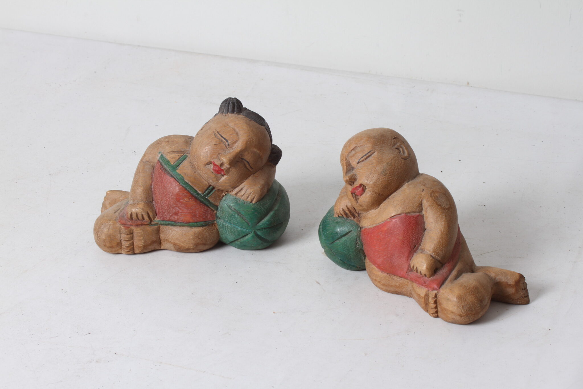 sculptures-asiatiques-en-bois-fille-garcon-serre-livres-objets-deco-brocante-occasion-emmaus-scherwiller-etikette (2)