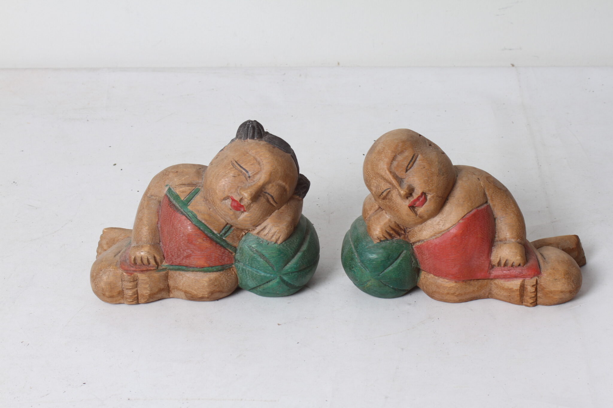 sculptures-asiatiques-en-bois-fille-garcon-serre-livres-objets-deco-brocante-occasion-emmaus-scherwiller-etikette (3)