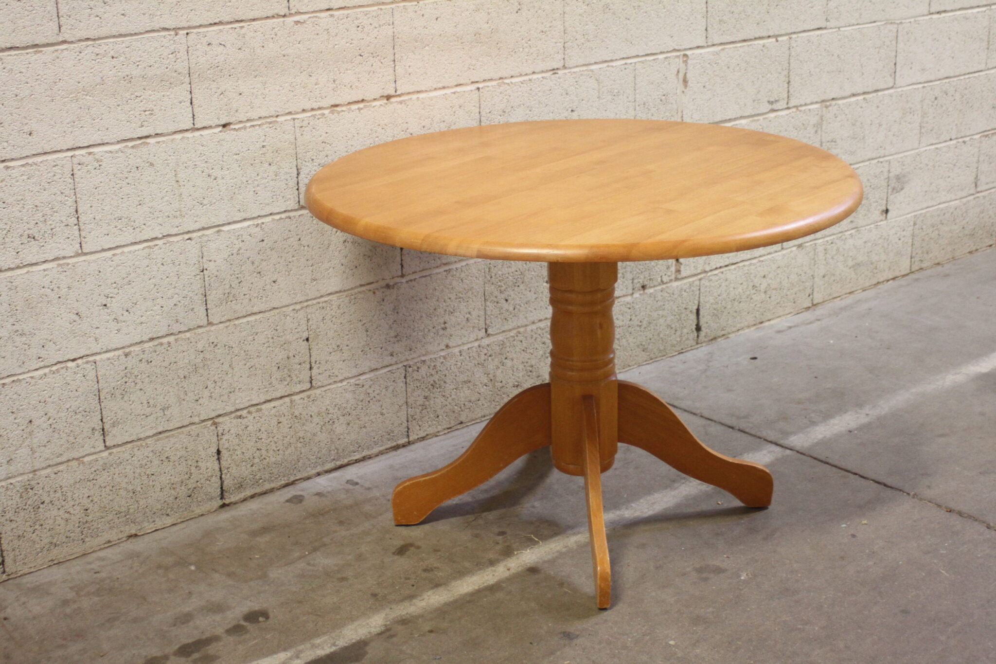 table-a-manger-ronde-en-bois-pied-central-mobilier-occasion-emmaus-scherwiller-etikette (2)