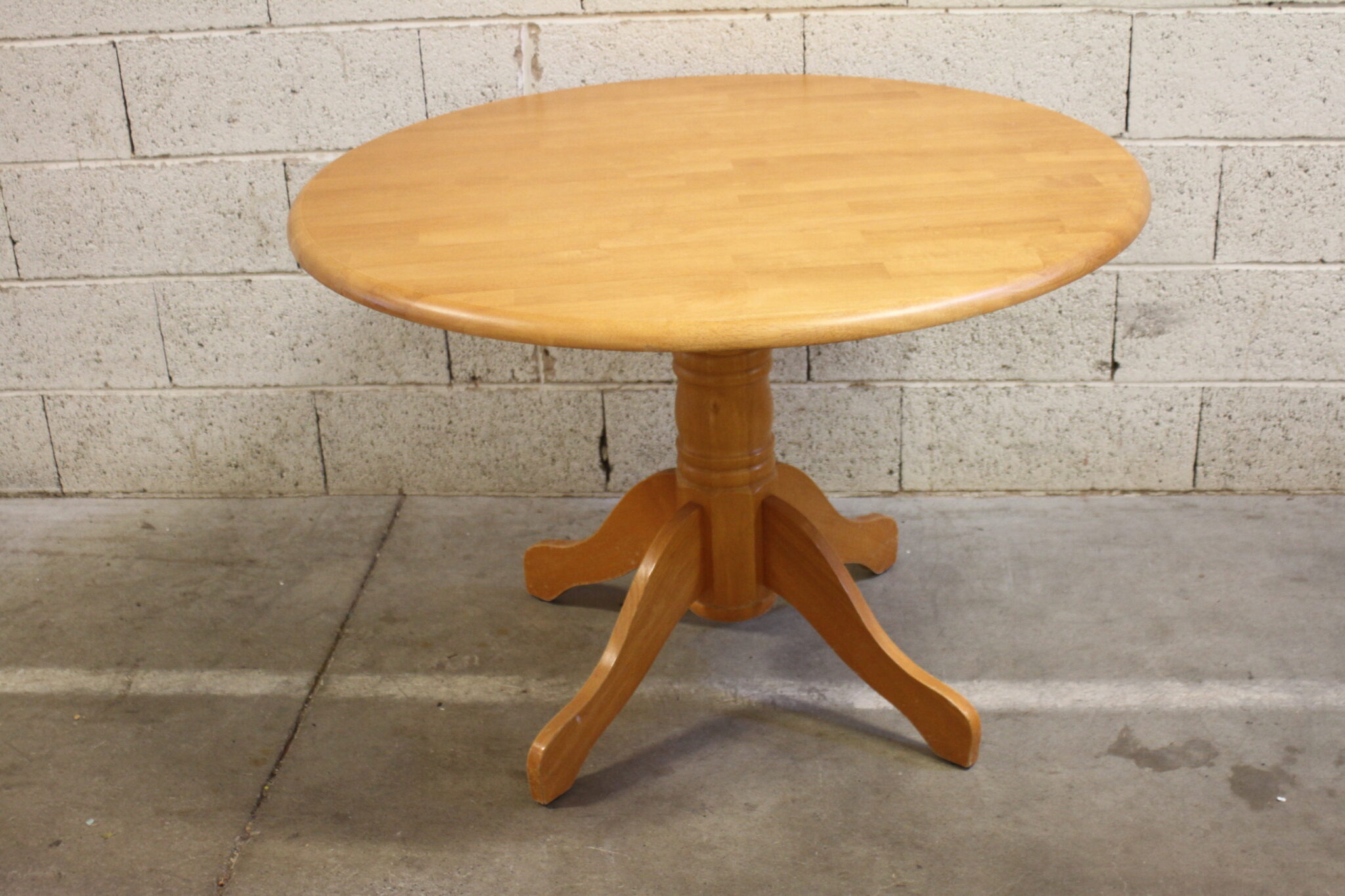 table-a-manger-ronde-en-bois-pied-central-mobilier-occasion-emmaus-scherwiller-etikette (3)