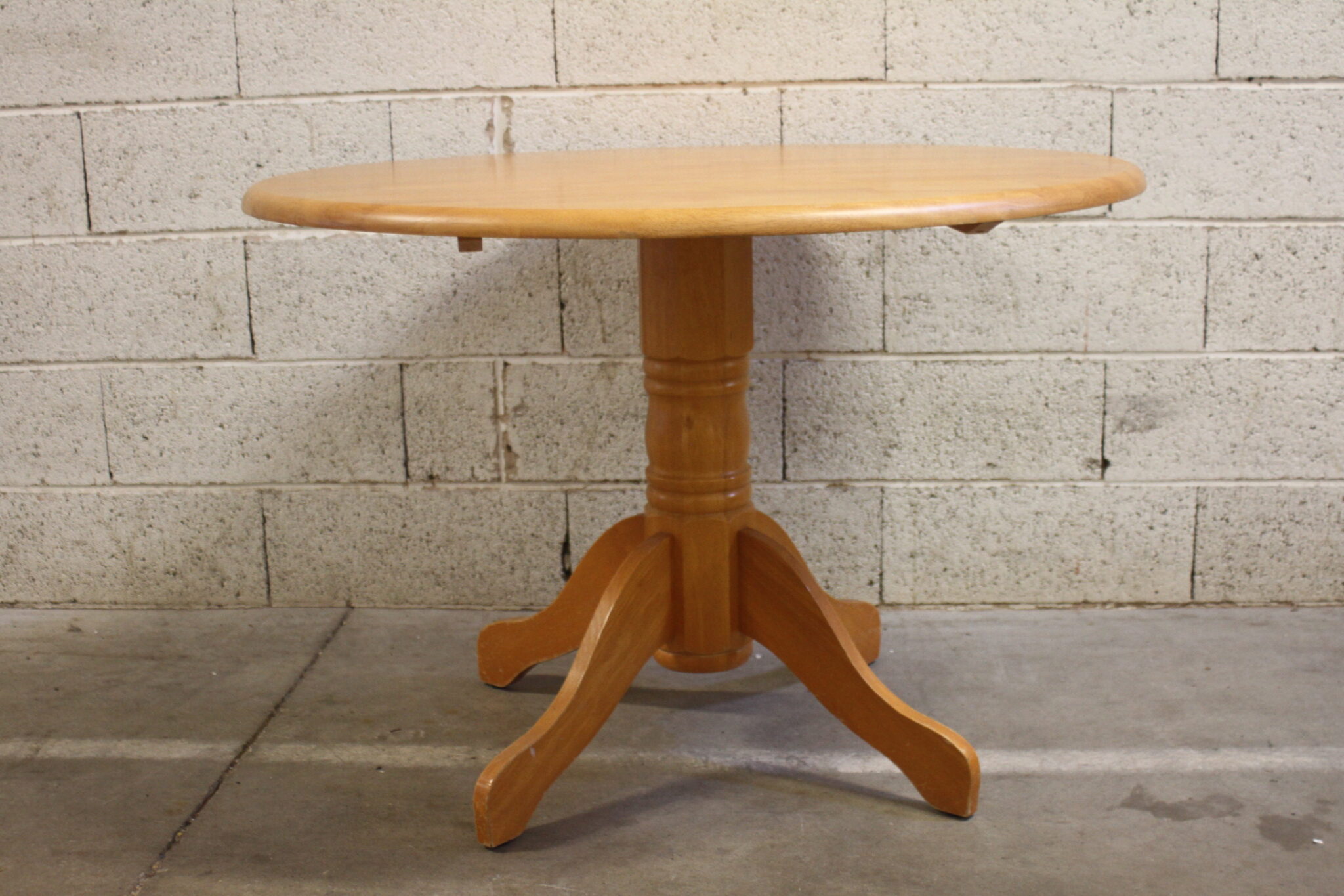 table-a-manger-ronde-en-bois-pied-central-mobilier-occasion-emmaus-scherwiller-etikette (4)