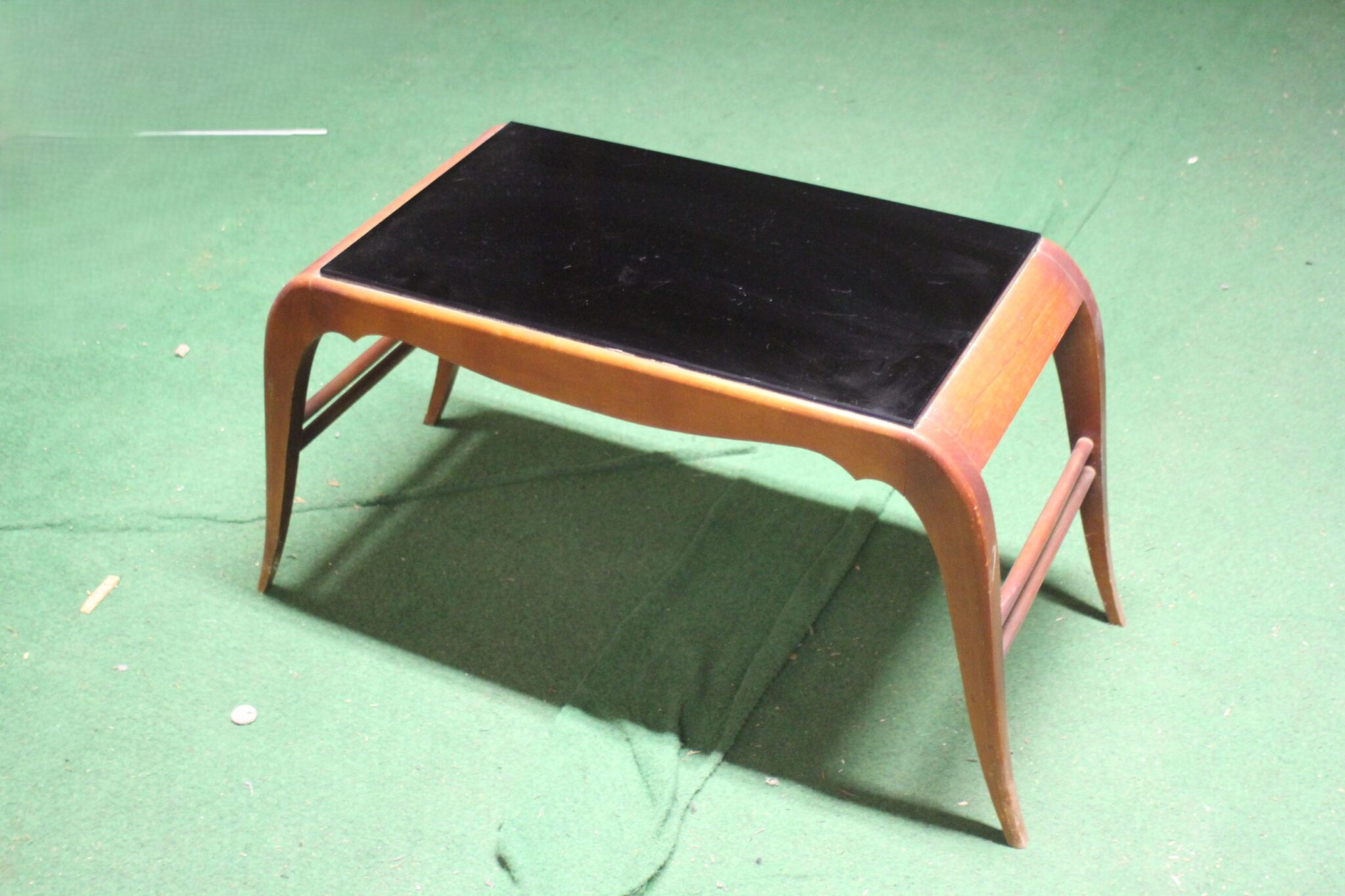 table-basse-design-et-vintage-en-bois-et-verre-noir-mobilier-brocante-rare-occasion-emmaus-scherwiller-etikette (2)