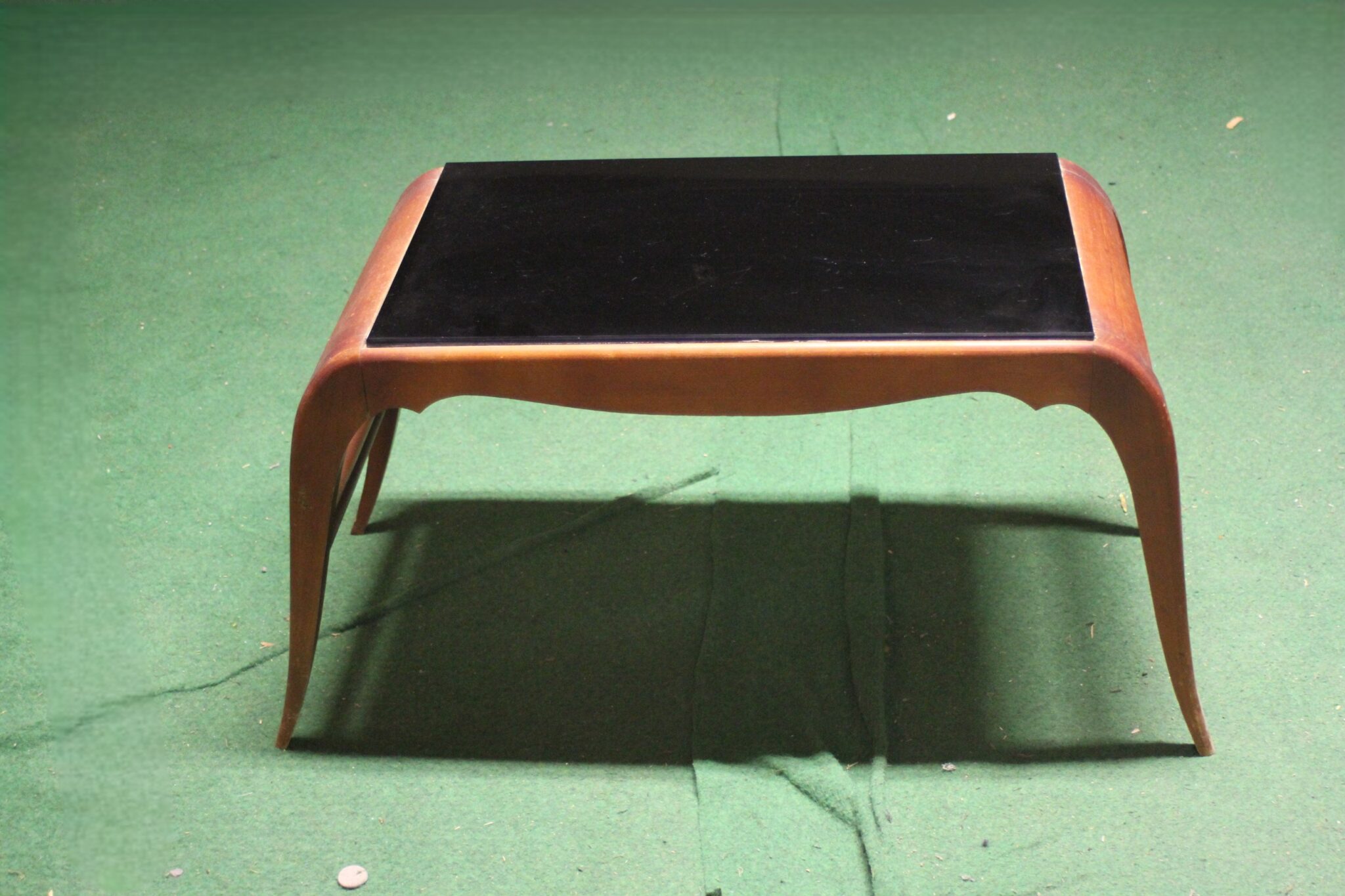 table-basse-design-et-vintage-en-bois-et-verre-noir-mobilier-brocante-rare-occasion-emmaus-scherwiller-etikette (3)