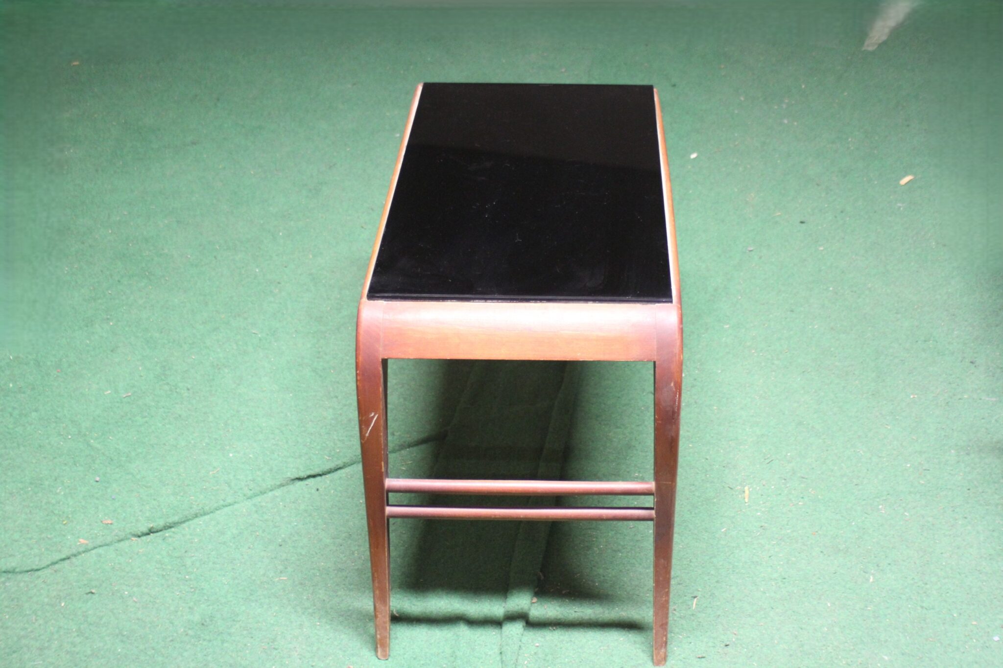 table-basse-design-et-vintage-en-bois-et-verre-noir-mobilier-brocante-rare-occasion-emmaus-scherwiller-etikette (4)