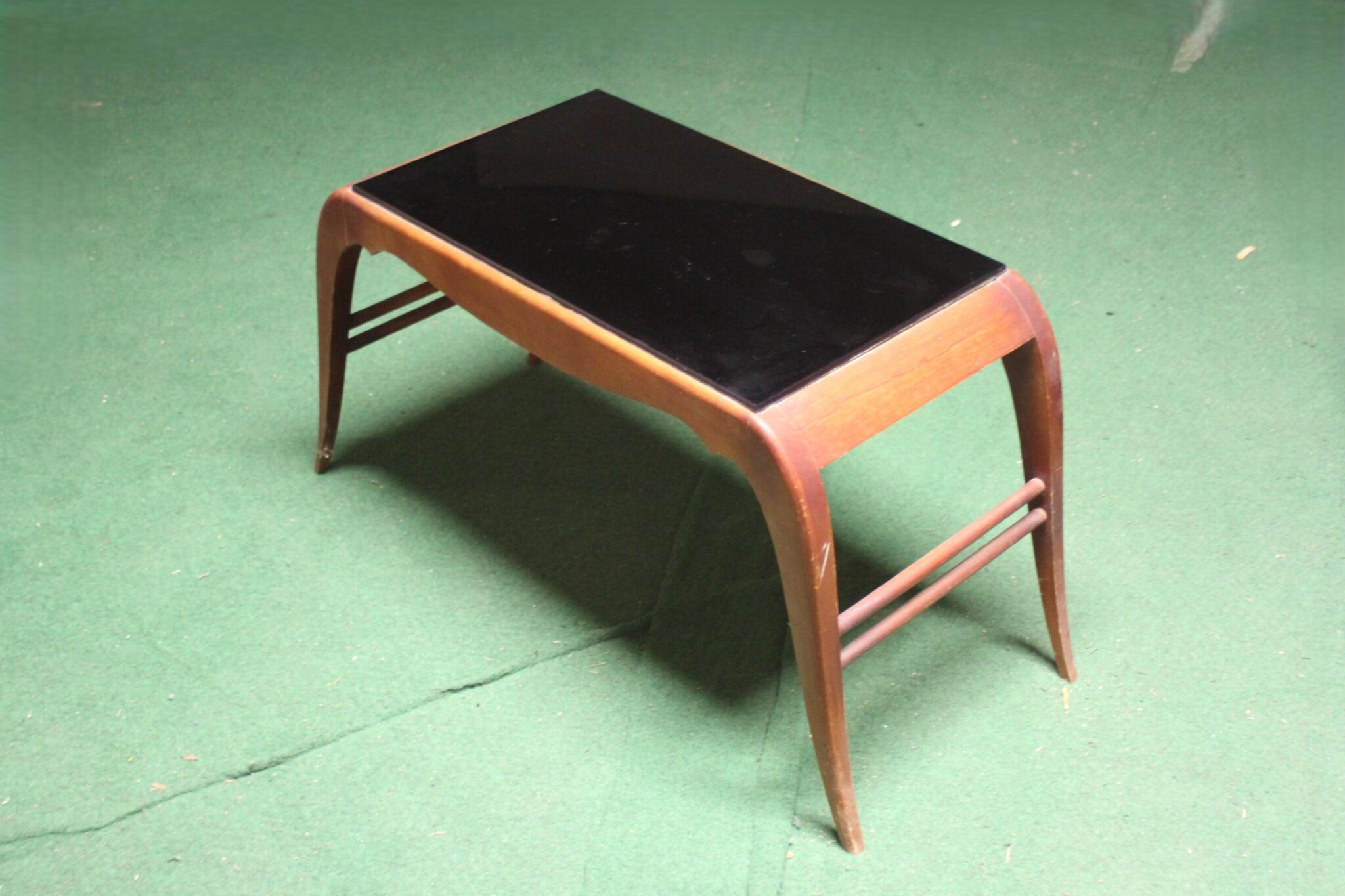 table-basse-design-et-vintage-en-bois-et-verre-noir-mobilier-brocante-rare-occasion-emmaus-scherwiller-etikette (5)