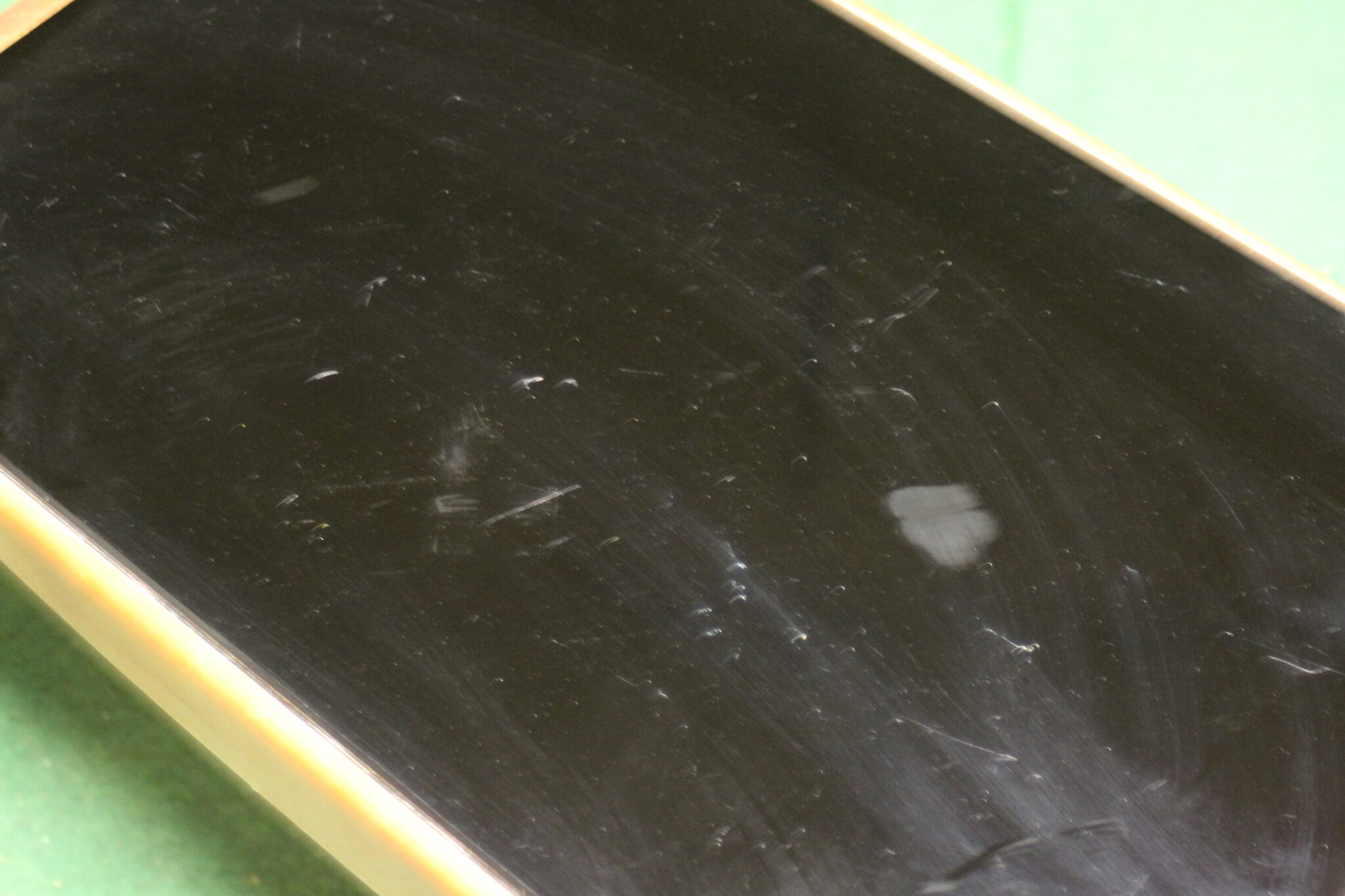 table-basse-design-et-vintage-en-bois-et-verre-noir-mobilier-brocante-rare-occasion-emmaus-scherwiller-etikette (6)