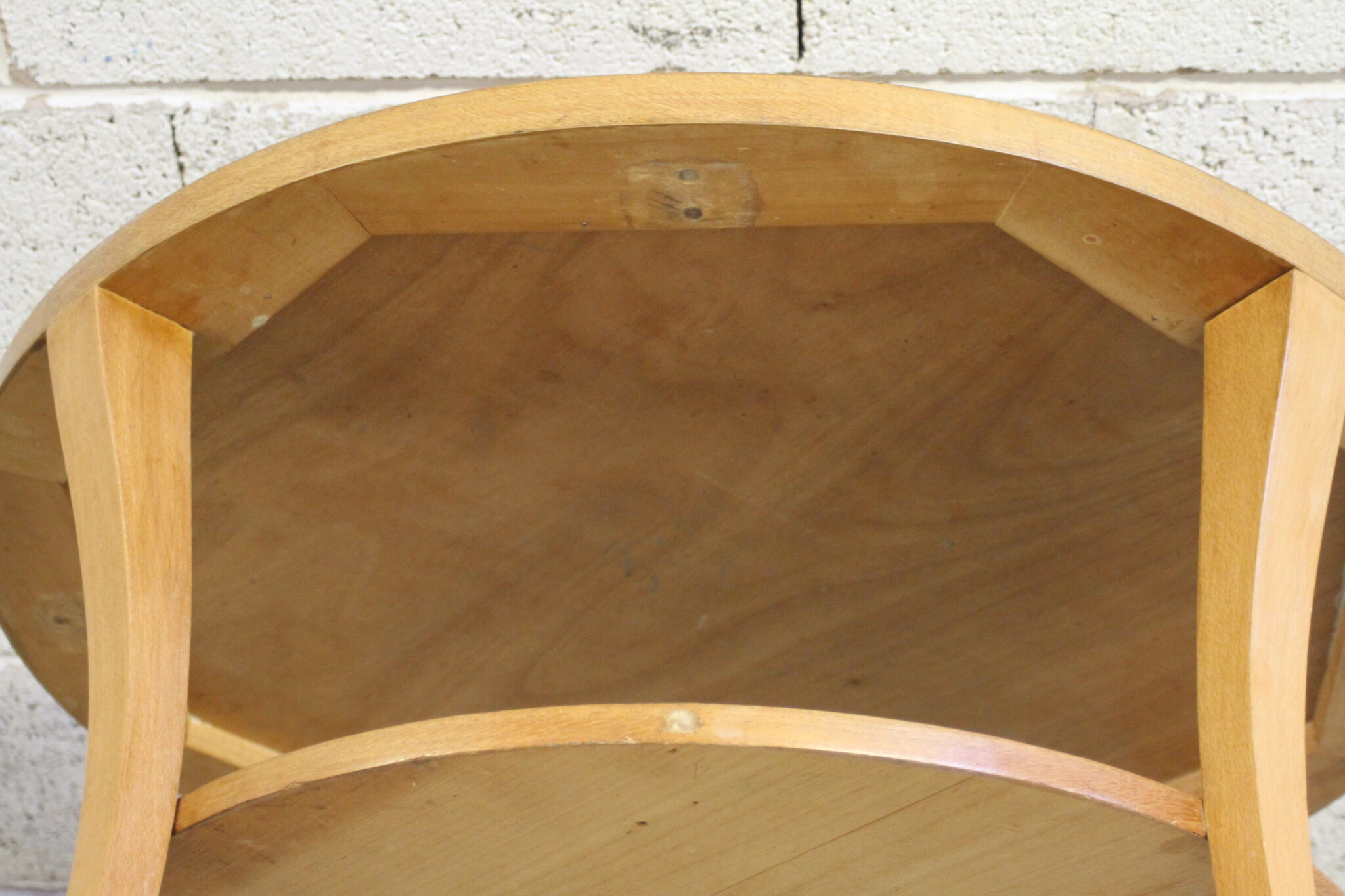 table-basse-ronde-bois-style-art-deco-mobilier-brocante-occasion-emmaus-scherwiller-etikette (1)