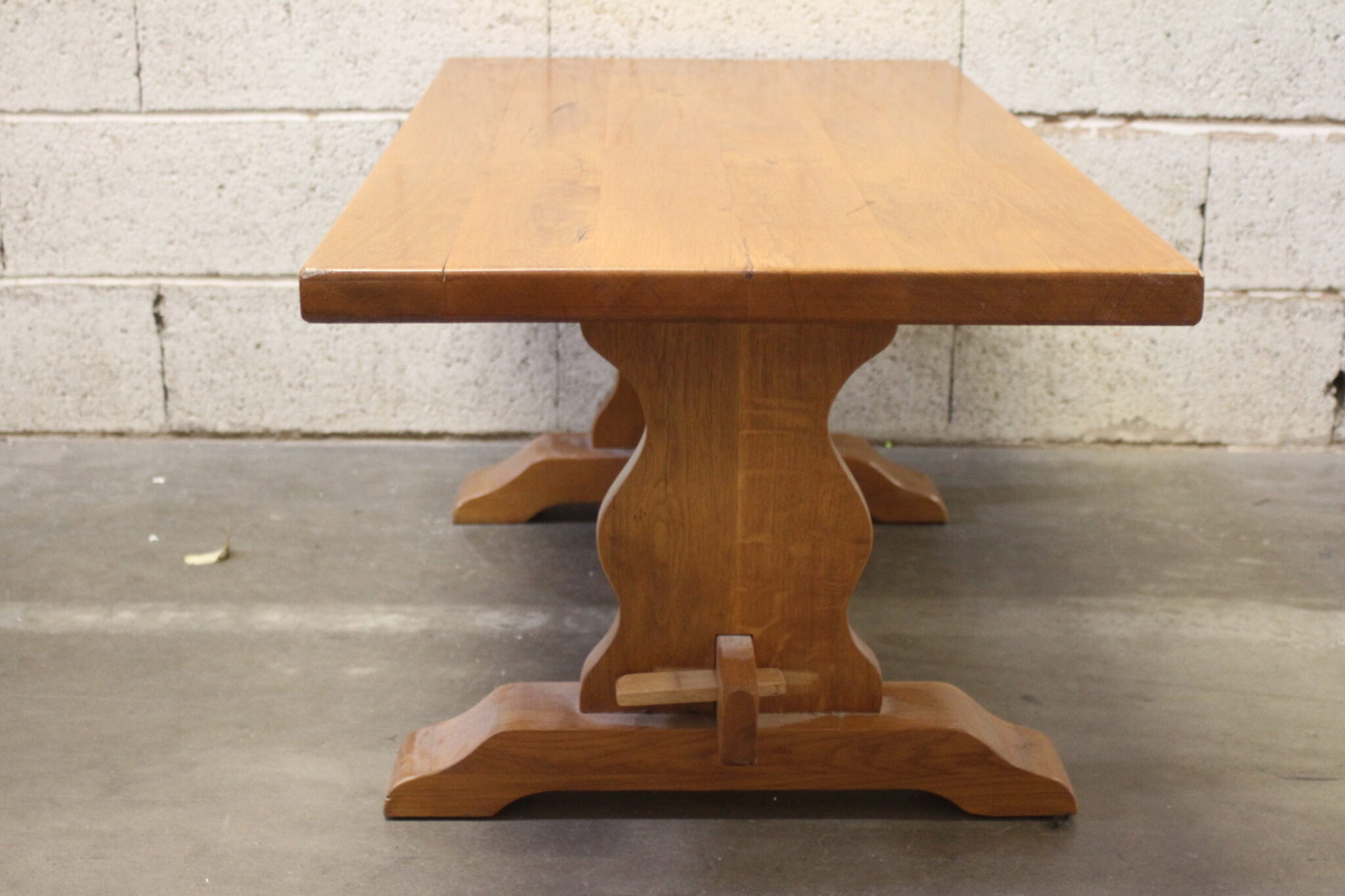 table-basse-style-monastere-bois-massif-mobilier-brocante-occasion-emmaus-scherwiller-etikette (1)