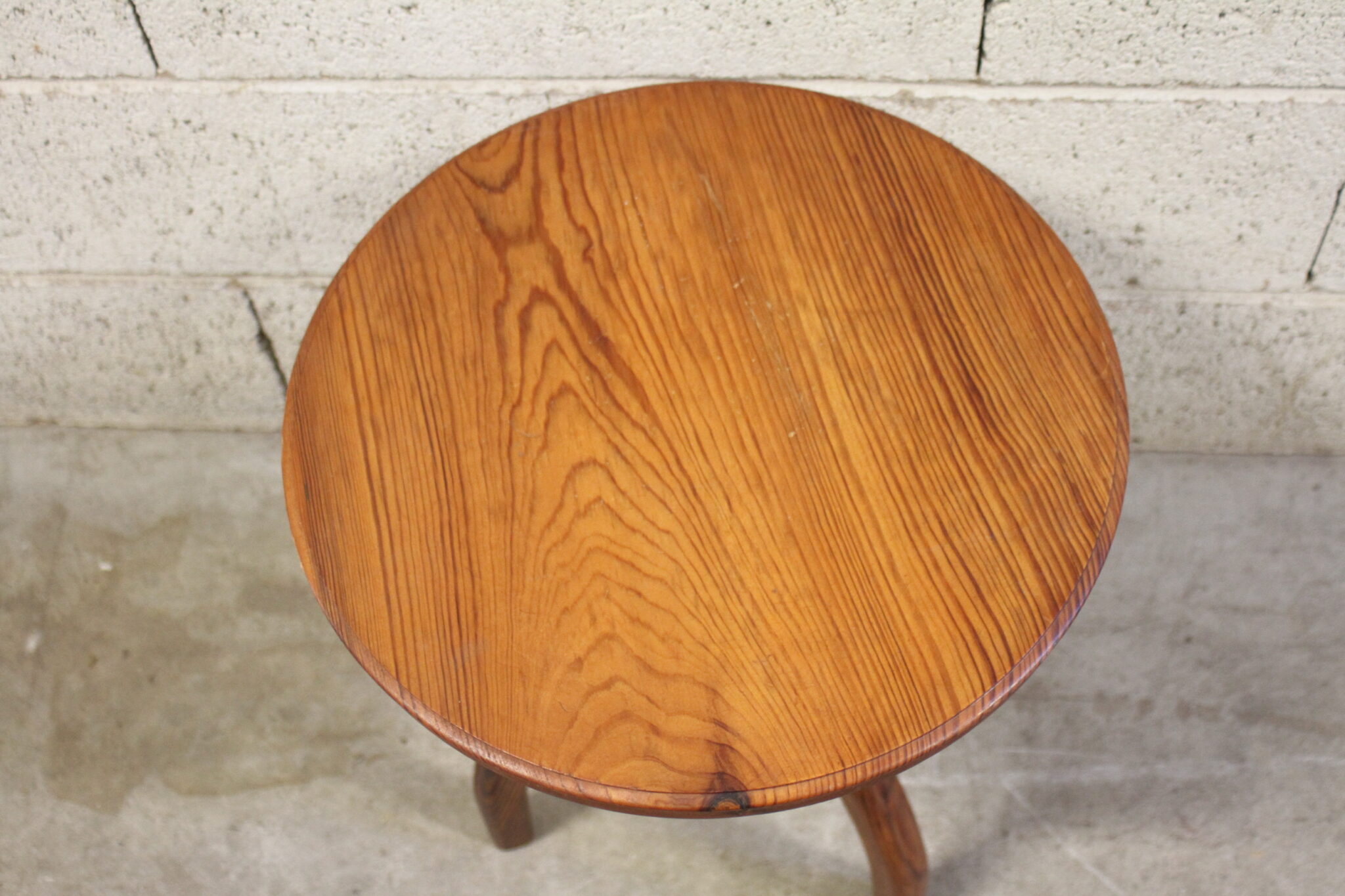 table-d'appoint-ronde-gueridon-tripode-bois-pieds-incurves-mobilier-brocante-occasion-emmaus-scherwiller-etikette (1)