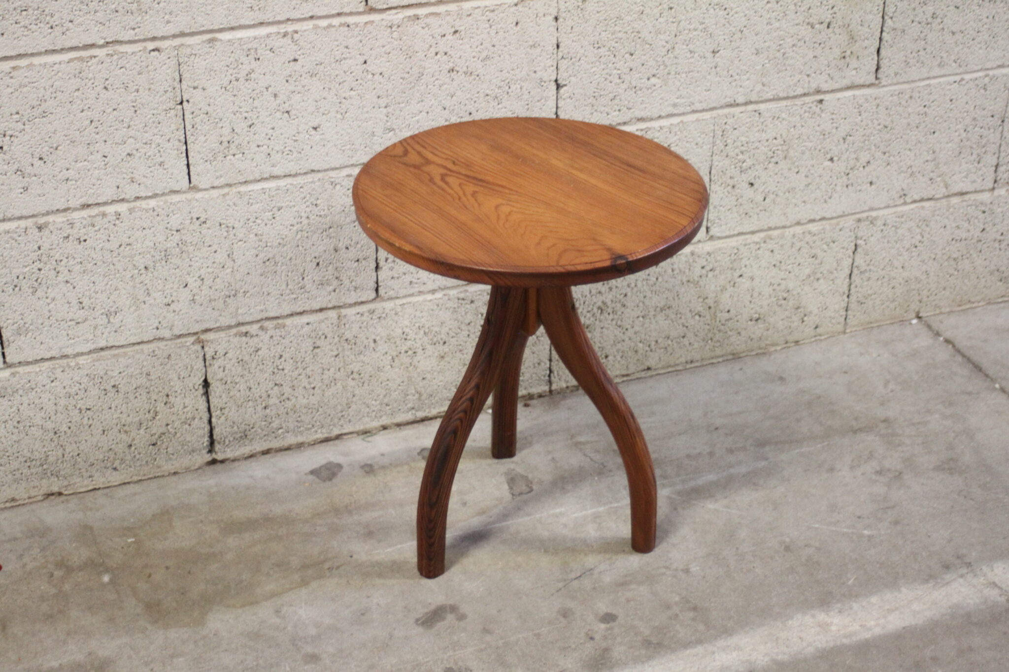 table-d'appoint-ronde-gueridon-tripode-bois-pieds-incurves-mobilier-brocante-occasion-emmaus-scherwiller-etikette (2)