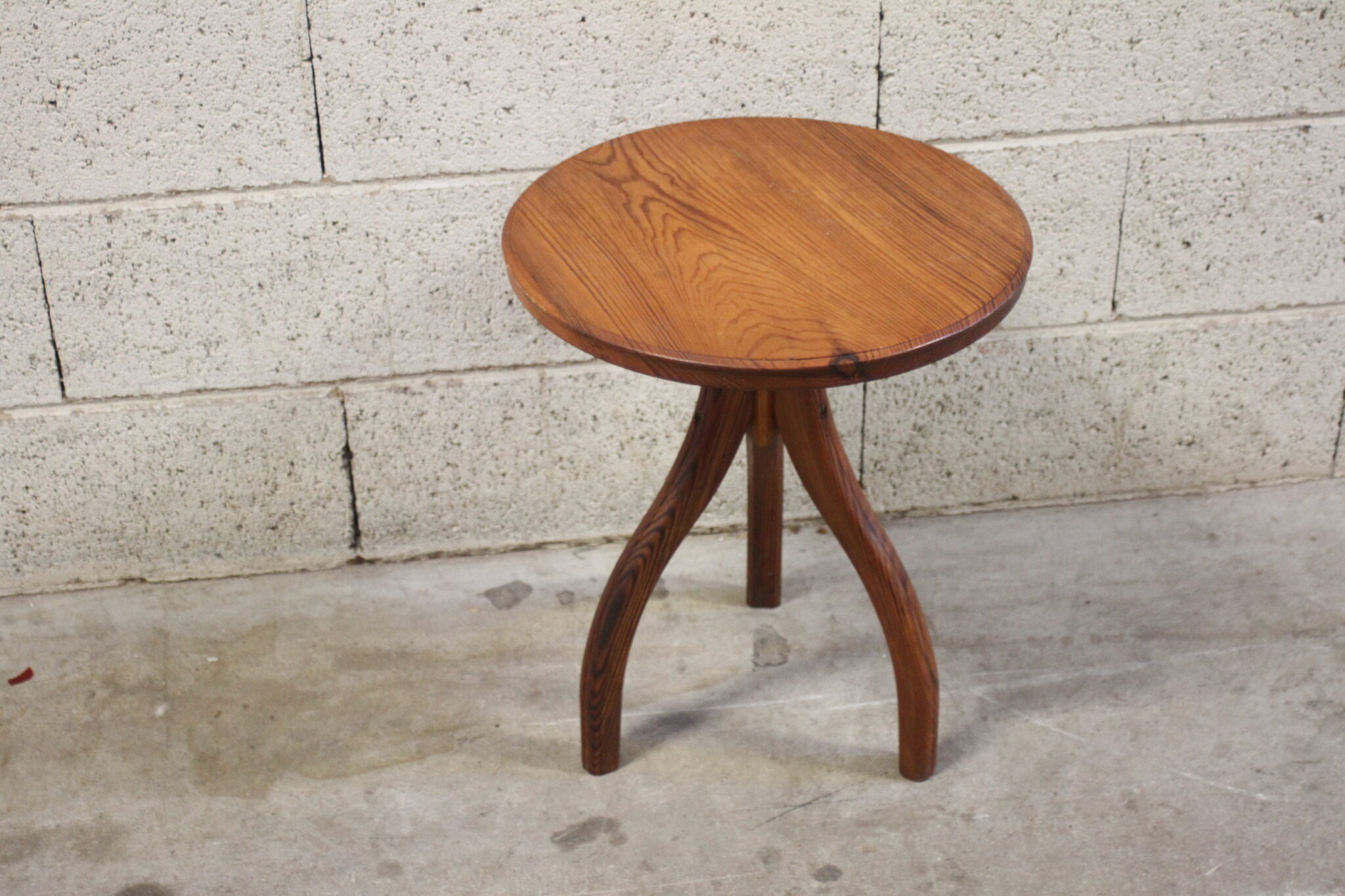 table-d'appoint-ronde-gueridon-tripode-bois-pieds-incurves-mobilier-brocante-occasion-emmaus-scherwiller-etikette (3)