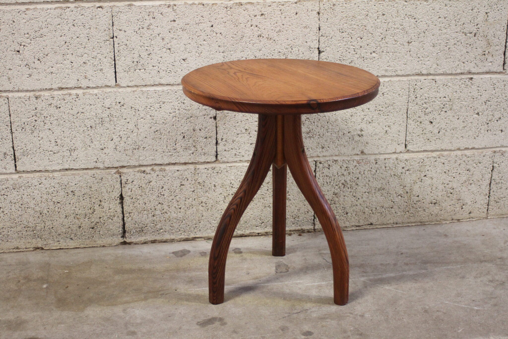 table-d'appoint-ronde-gueridon-tripode-bois-pieds-incurves-mobilier-brocante-occasion-emmaus-scherwiller-etikette (4)