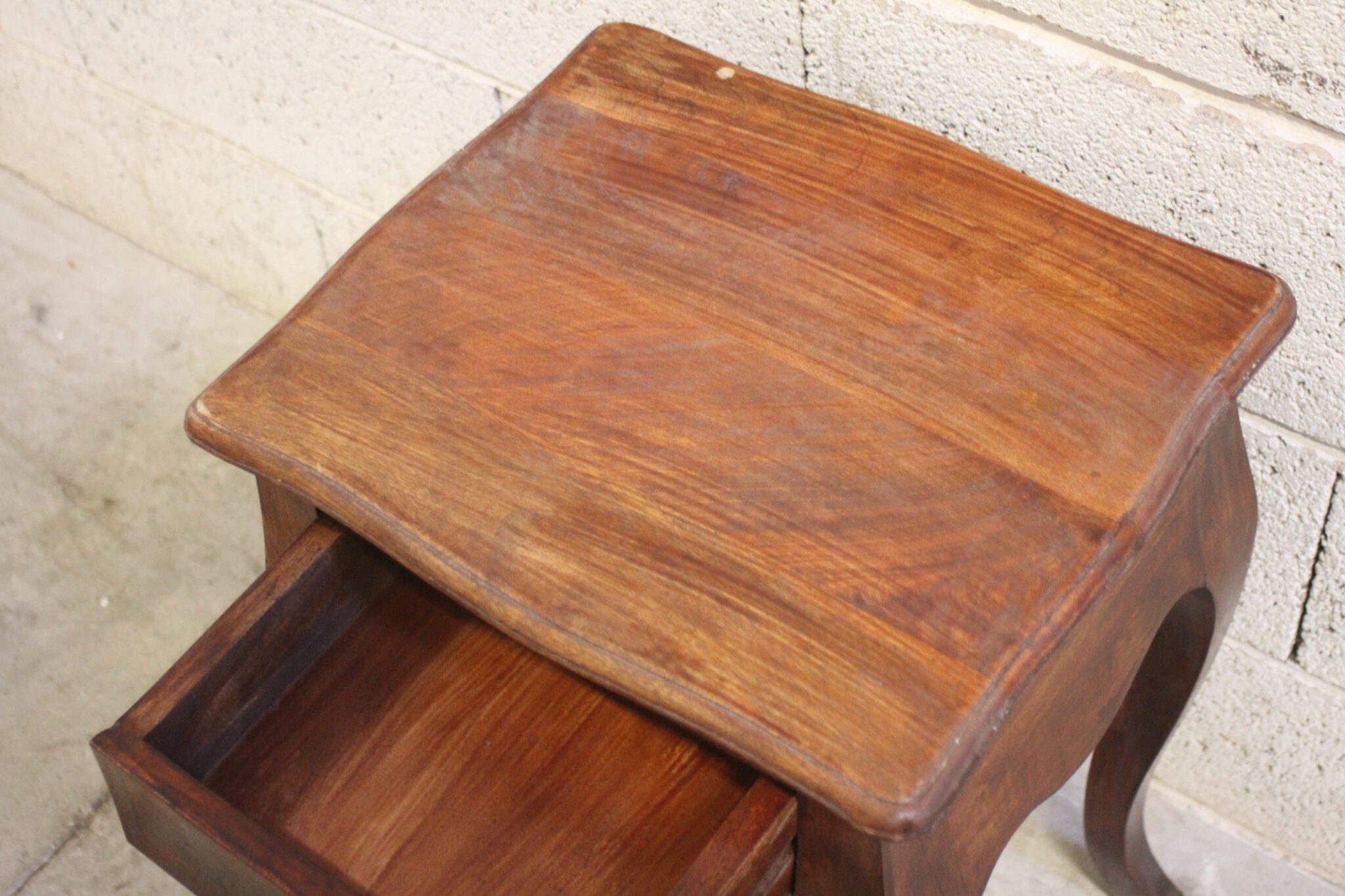 table-de-chevet-1-tiroir-pieds-galbes-bois-mobilier-occasion-emmaus-scherwiller-etikette (1)