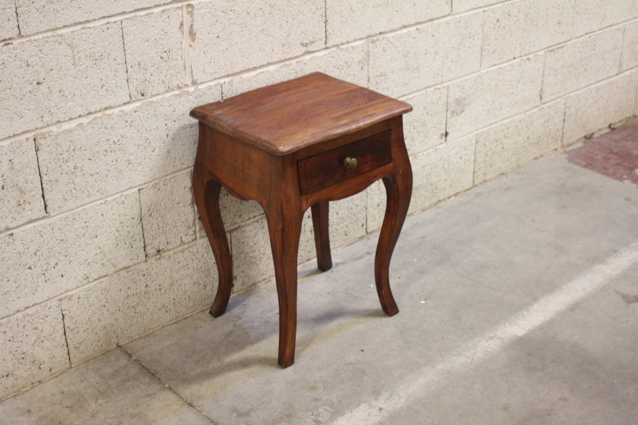 table-de-chevet-1-tiroir-pieds-galbes-bois-mobilier-occasion-emmaus-scherwiller-etikette (2)