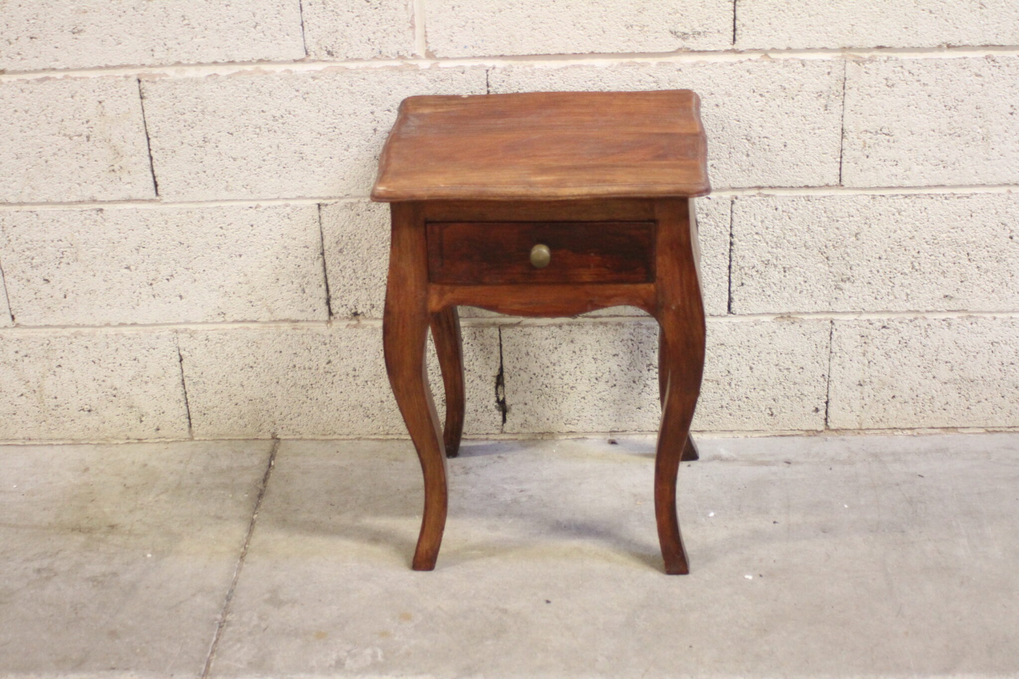 table-de-chevet-1-tiroir-pieds-galbes-bois-mobilier-occasion-emmaus-scherwiller-etikette (3)