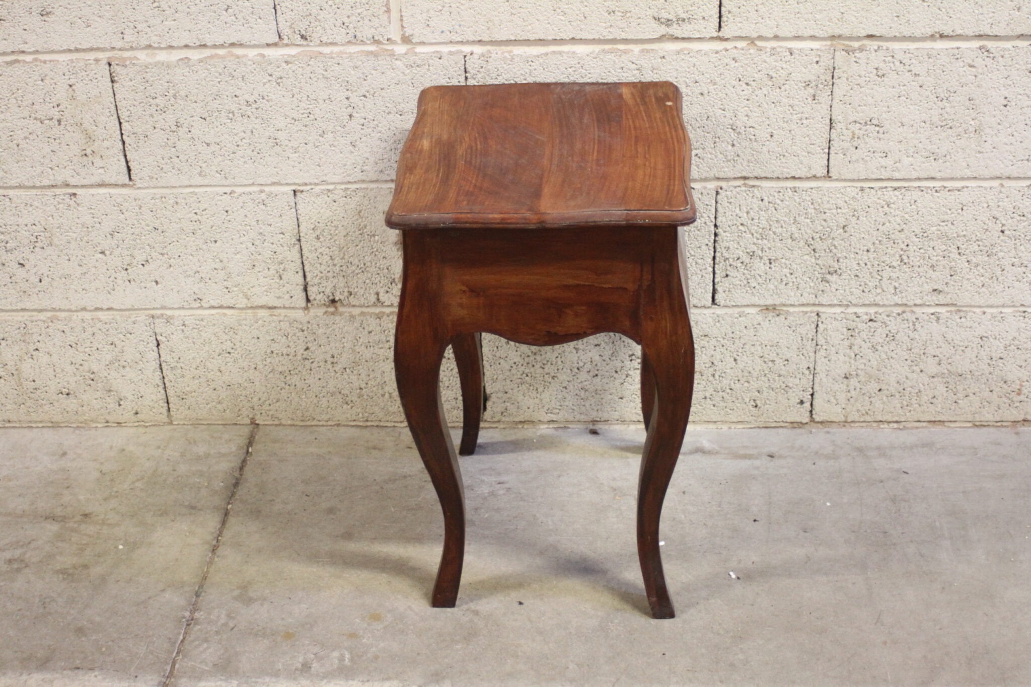 table-de-chevet-1-tiroir-pieds-galbes-bois-mobilier-occasion-emmaus-scherwiller-etikette (4)