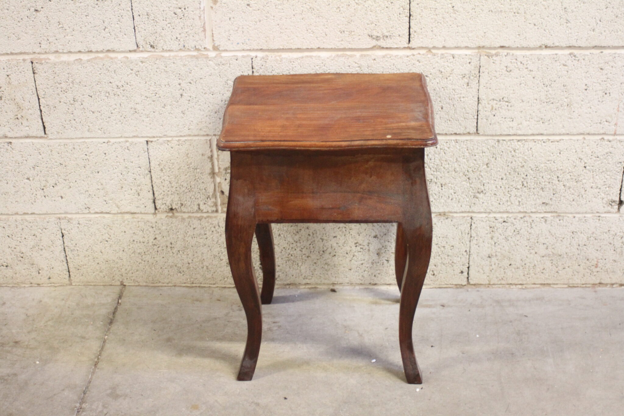 table-de-chevet-1-tiroir-pieds-galbes-bois-mobilier-occasion-emmaus-scherwiller-etikette (5)