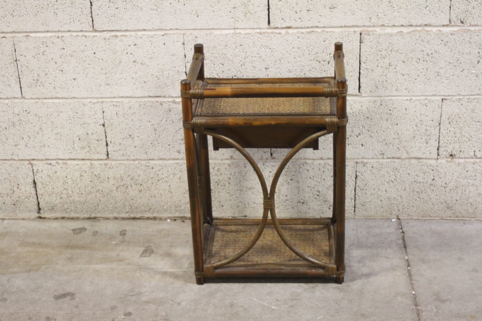 table-de-chevet-vintage-rotin-mobilier-brocante-occasion-emmaus-scherwiller-etikette (1)