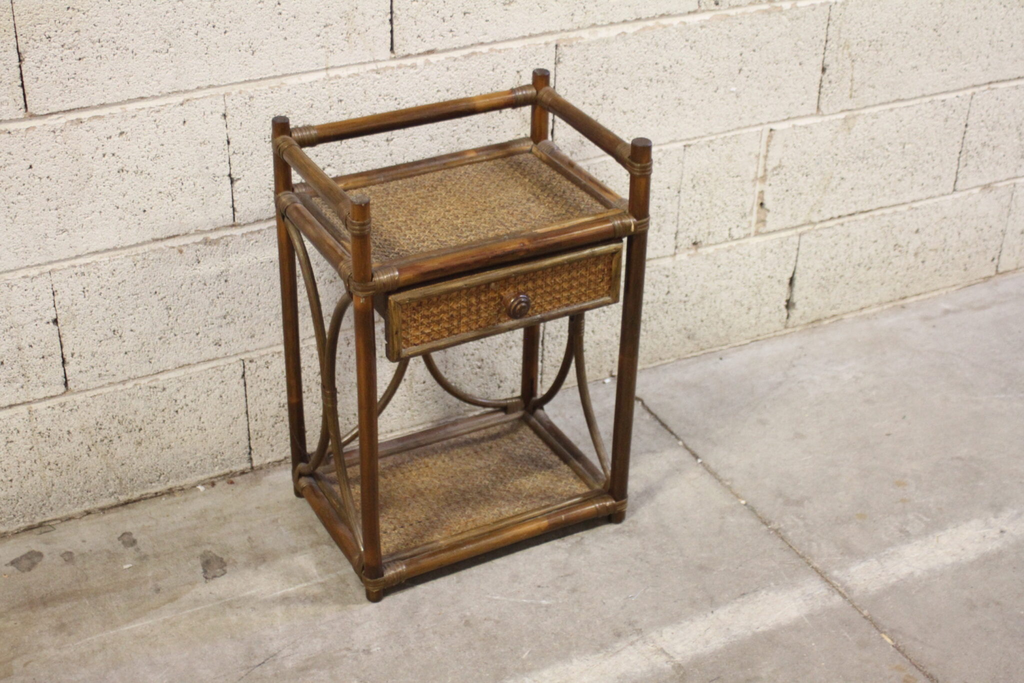 table-de-chevet-vintage-rotin-mobilier-brocante-occasion-emmaus-scherwiller-etikette (2)