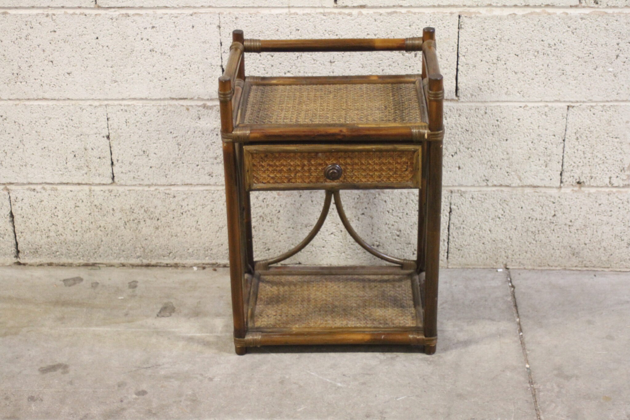 table-de-chevet-vintage-rotin-mobilier-brocante-occasion-emmaus-scherwiller-etikette (3)