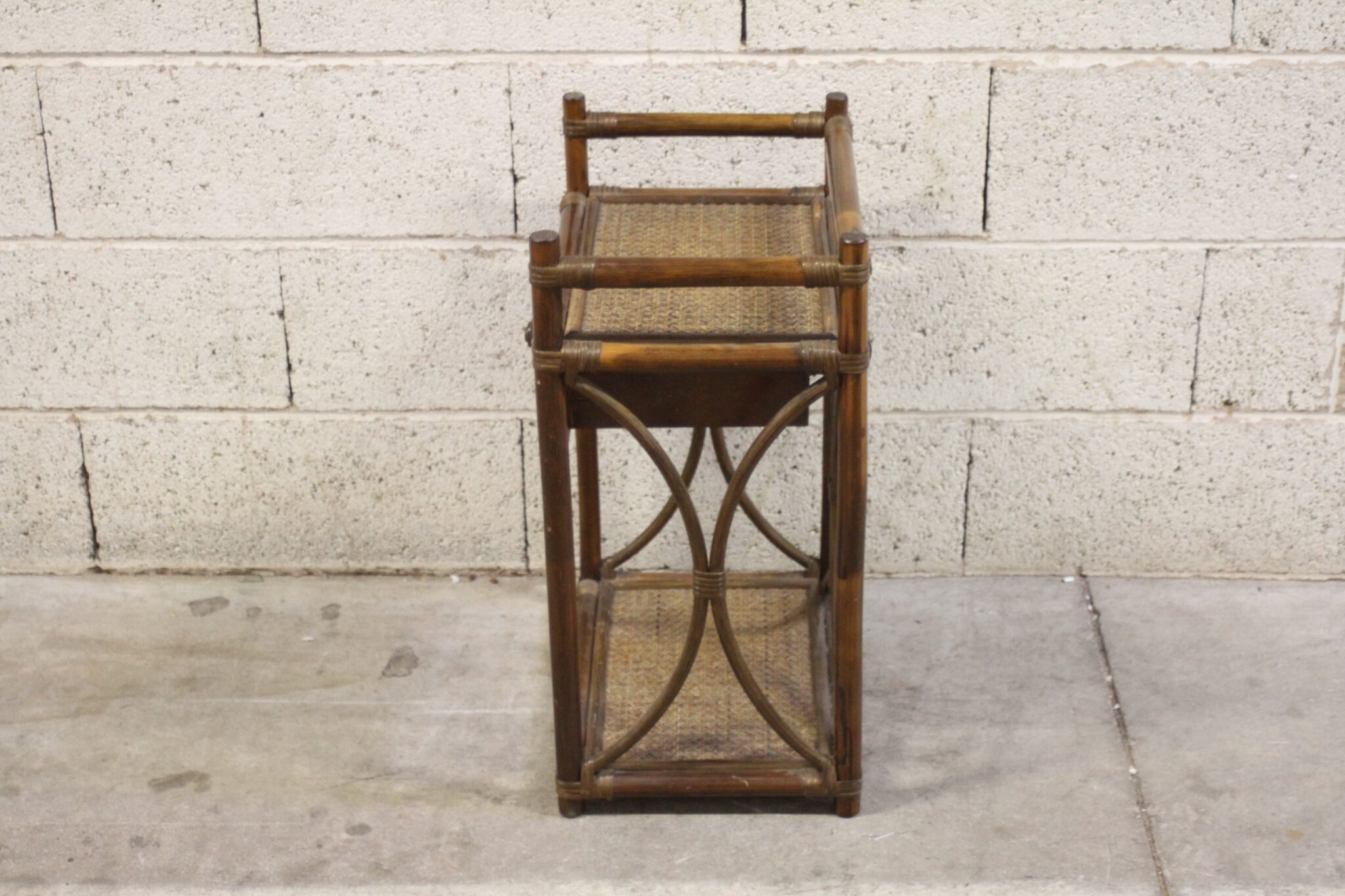 table-de-chevet-vintage-rotin-mobilier-brocante-occasion-emmaus-scherwiller-etikette (4)