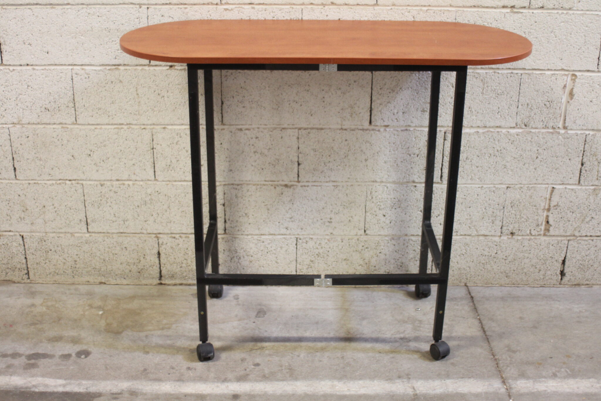 table-haute-mange-debout-sur-roulettes-mobilier-occasion-emmaus-scherwiller-etikette (2)