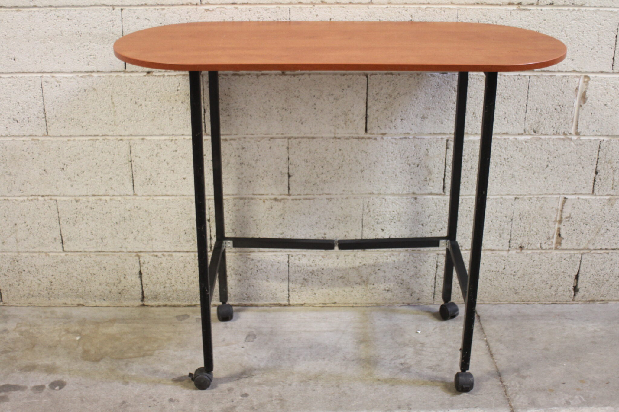 table-haute-mange-debout-sur-roulettes-mobilier-occasion-emmaus-scherwiller-etikette (3)