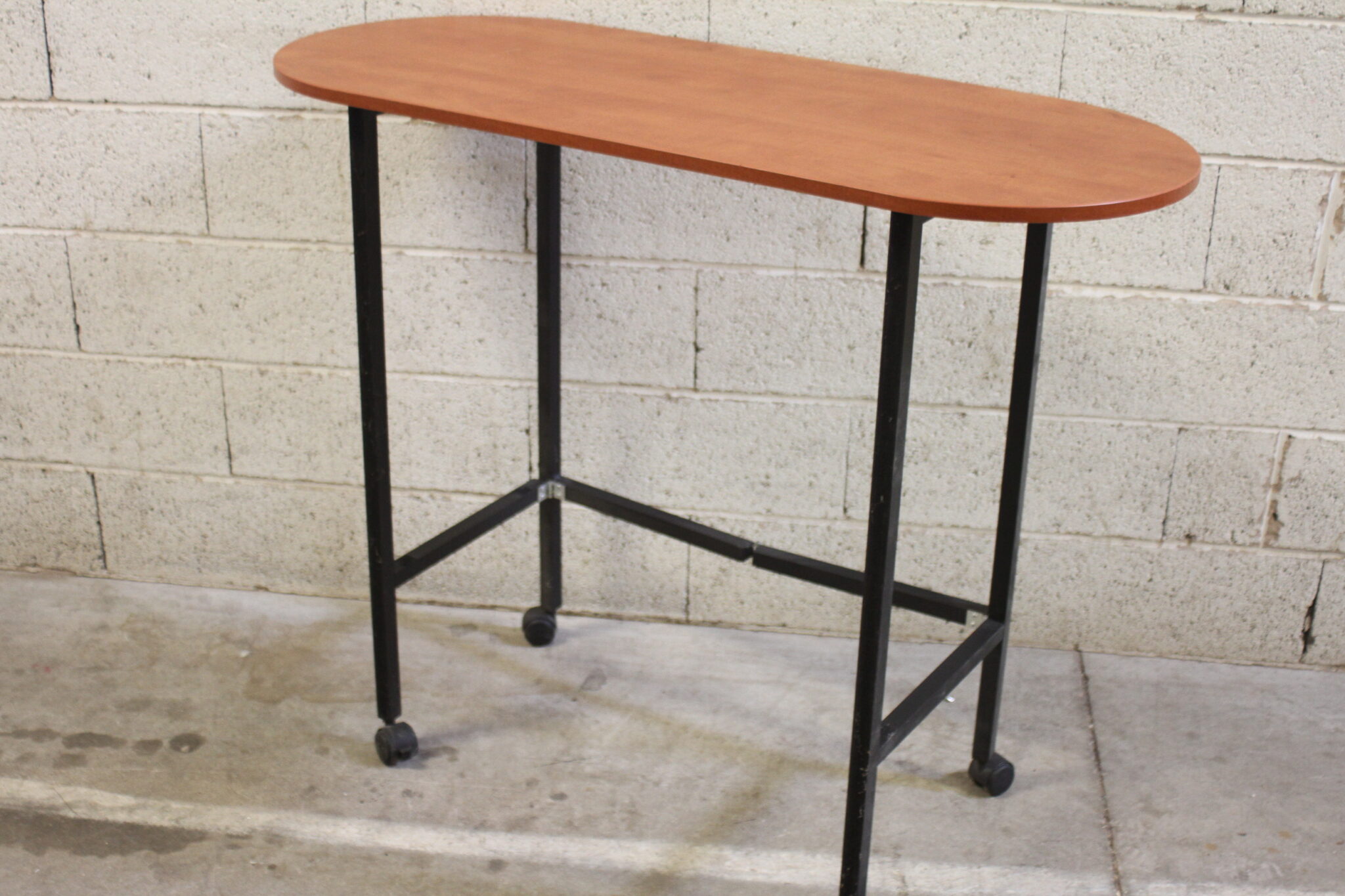 table-haute-mange-debout-sur-roulettes-mobilier-occasion-emmaus-scherwiller-etikette (4)