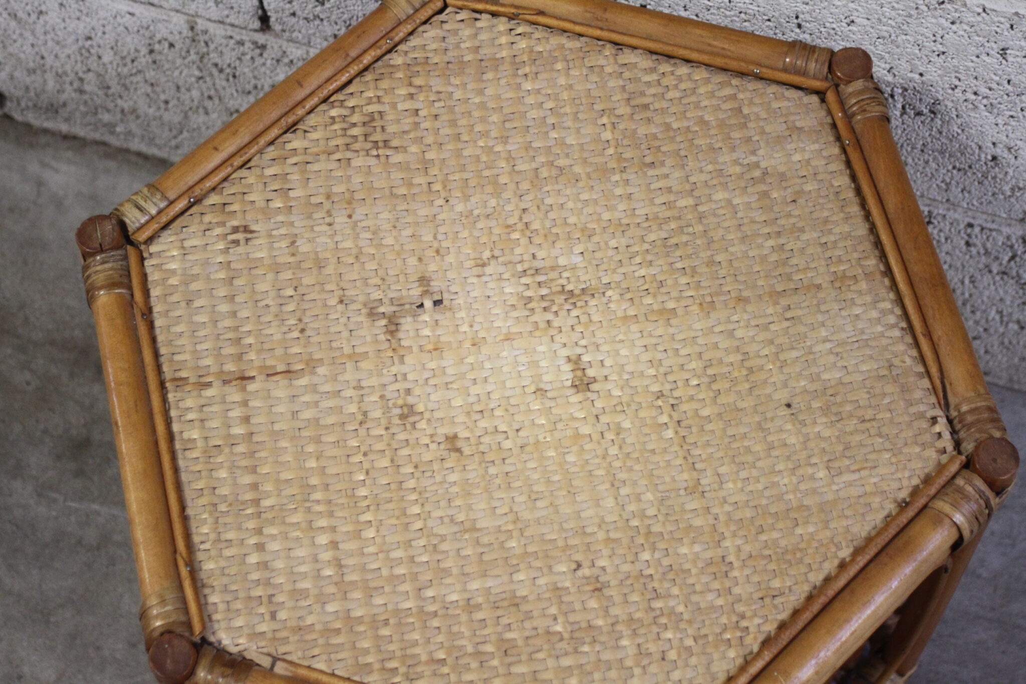 tables-gigognes-vintage-hexagonales-rotin-mobilier-brocante-emmaus-scherwiller-etikette (1)