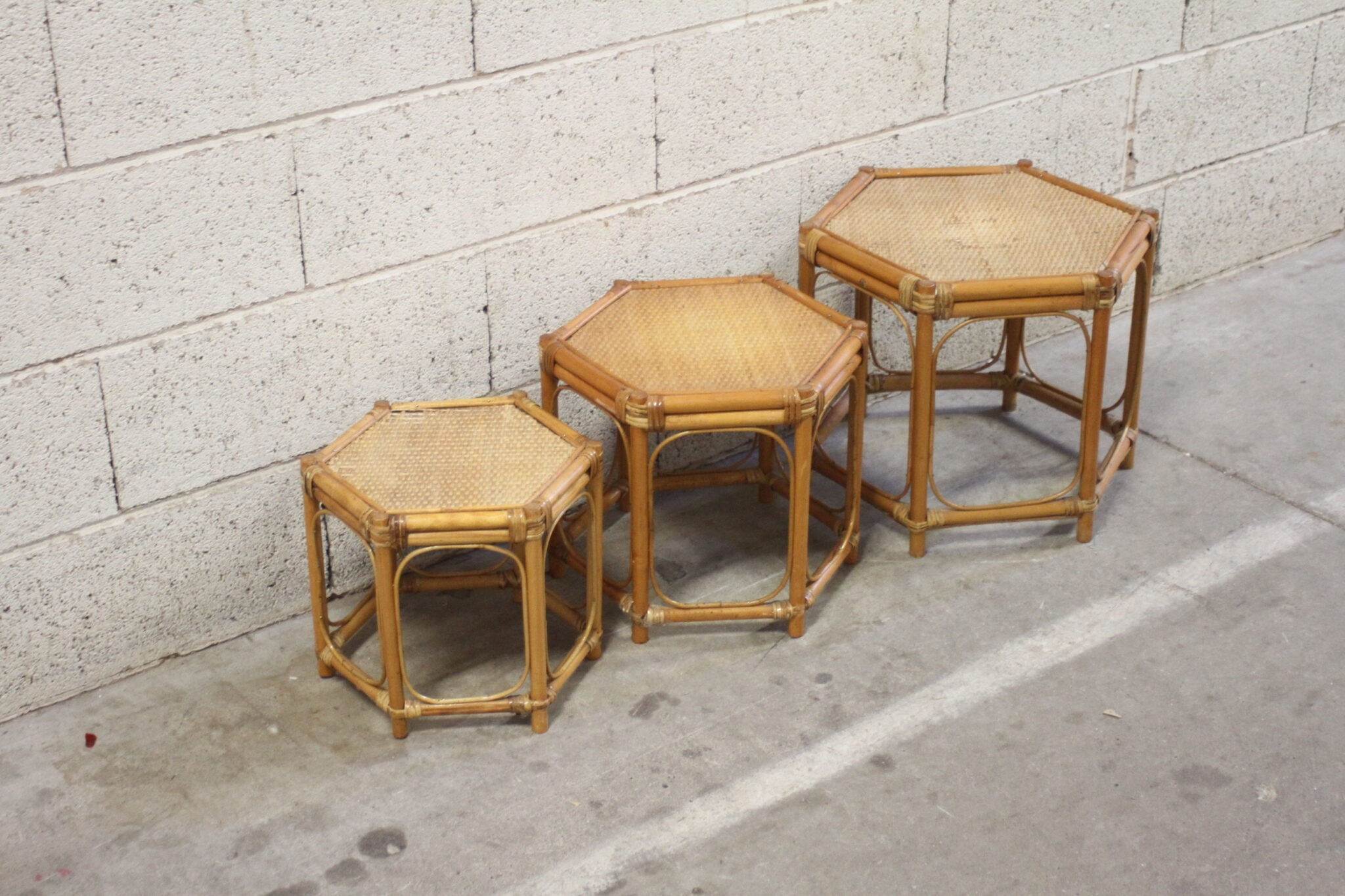 tables-gigognes-vintage-hexagonales-rotin-mobilier-brocante-emmaus-scherwiller-etikette (2)
