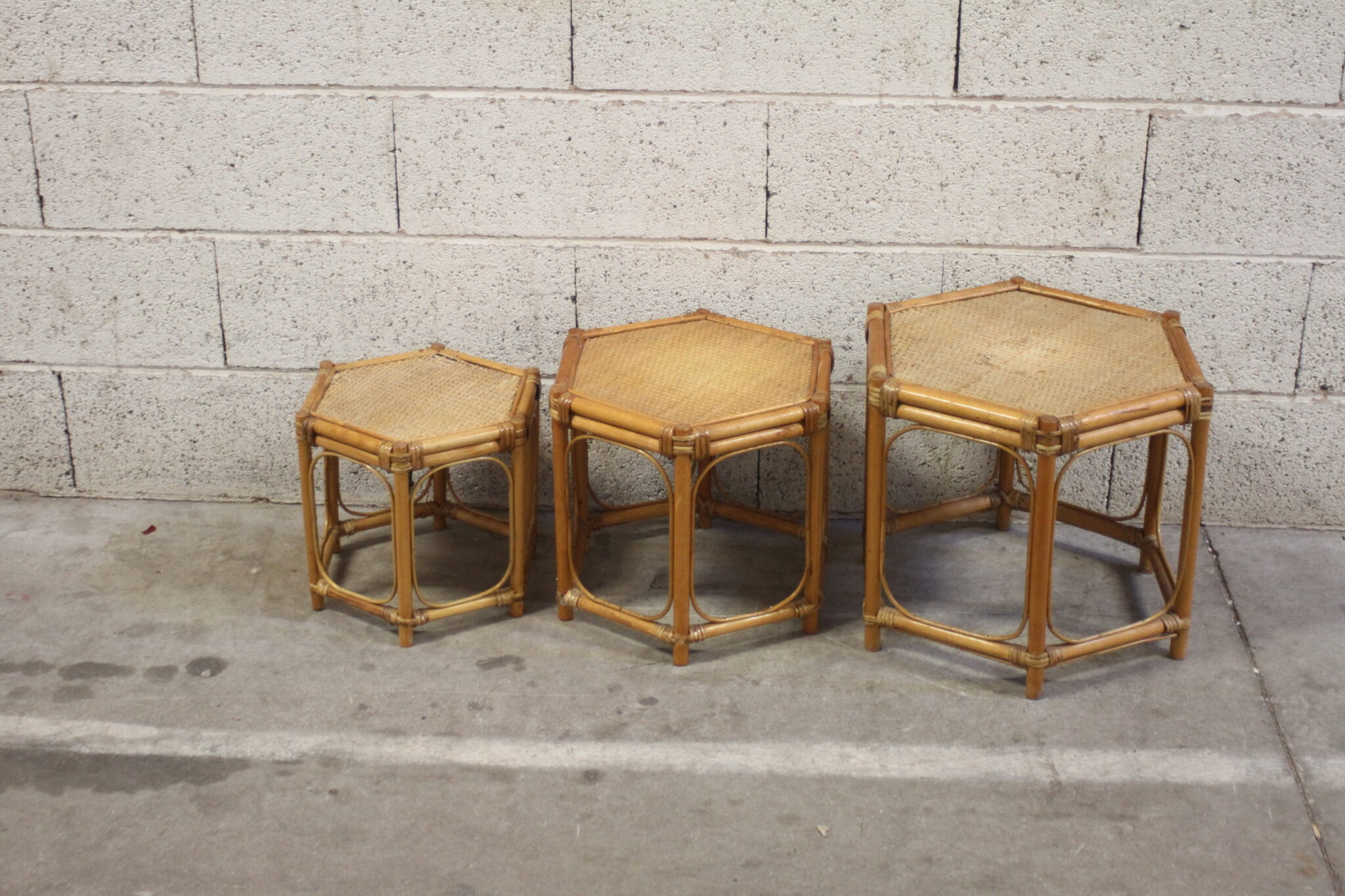 tables-gigognes-vintage-hexagonales-rotin-mobilier-brocante-emmaus-scherwiller-etikette (3)
